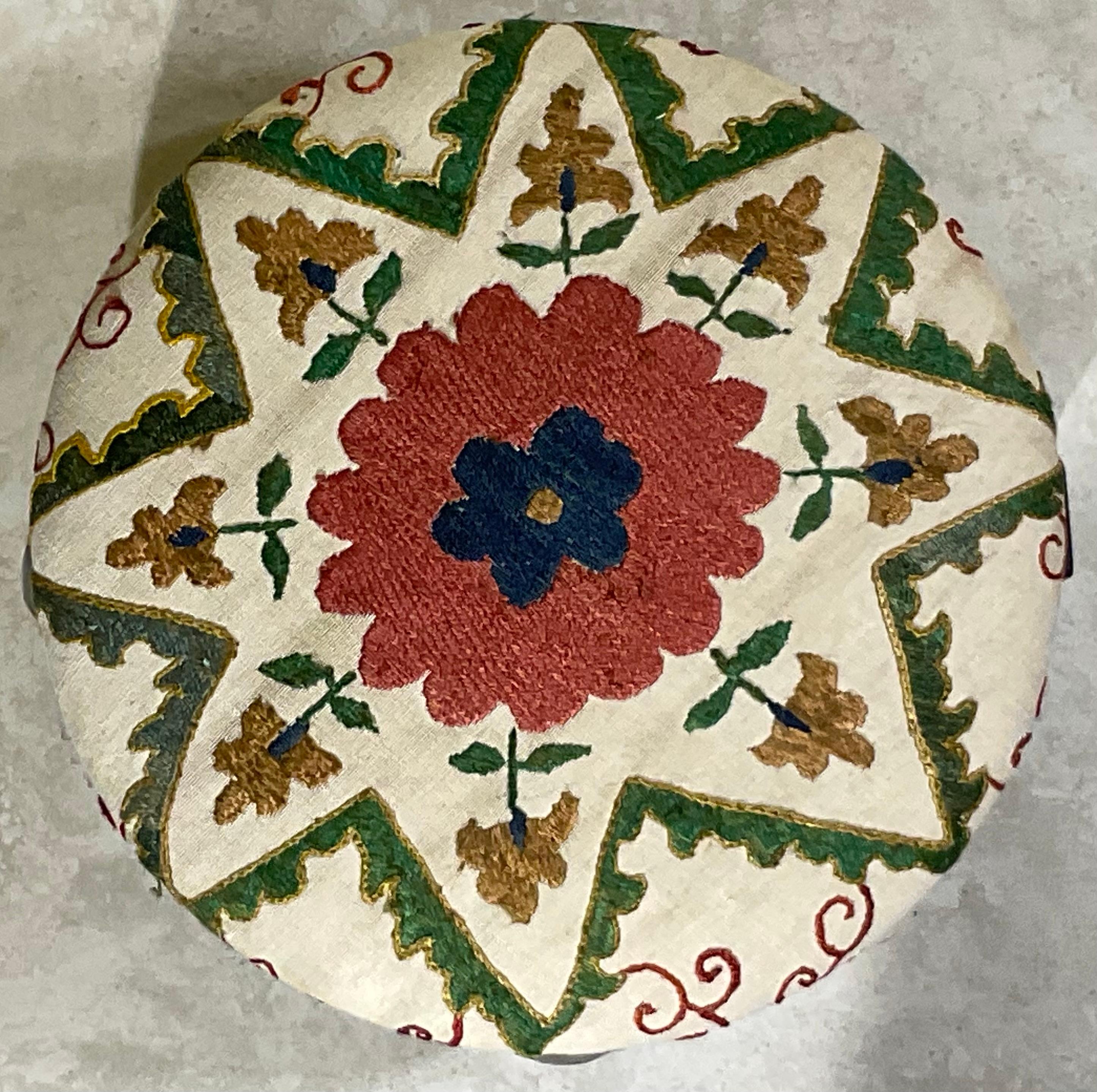 Petite  Reposapiés / Otomana Suzani Bordado a Mano siglo XX en venta