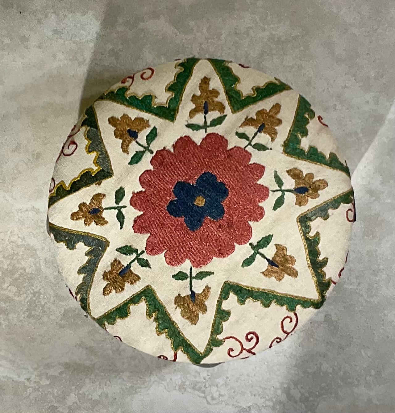 Petite  Reposapiés / Otomana Suzani Bordado a Mano Algodón en venta