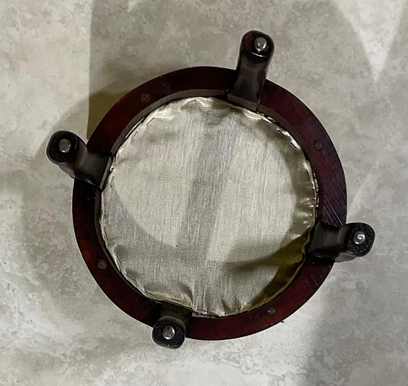 Petite  Reposapiés / Otomana Suzani Bordado a Mano en venta 1
