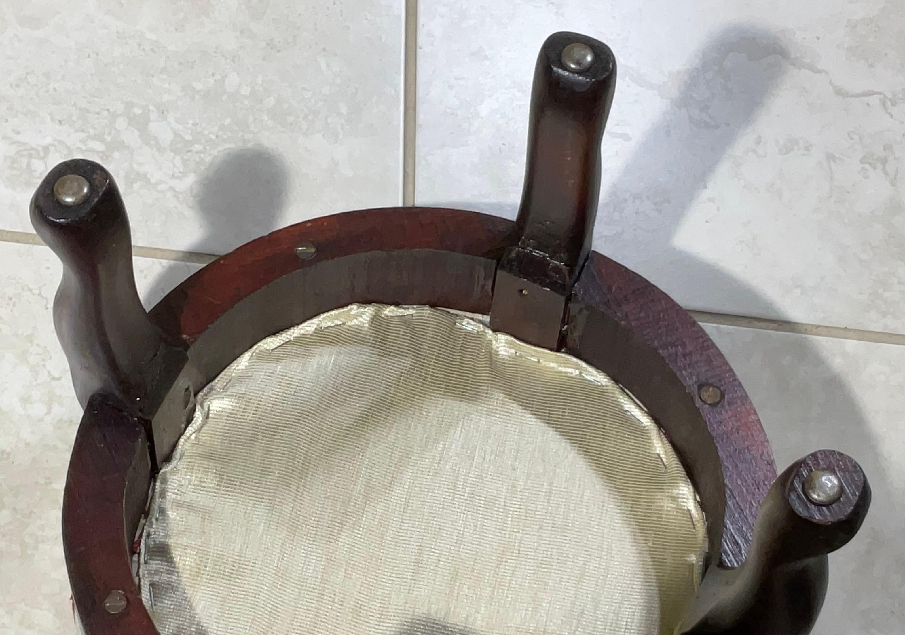 Petite  Reposapiés / Otomana Suzani Bordado a Mano en venta 2
