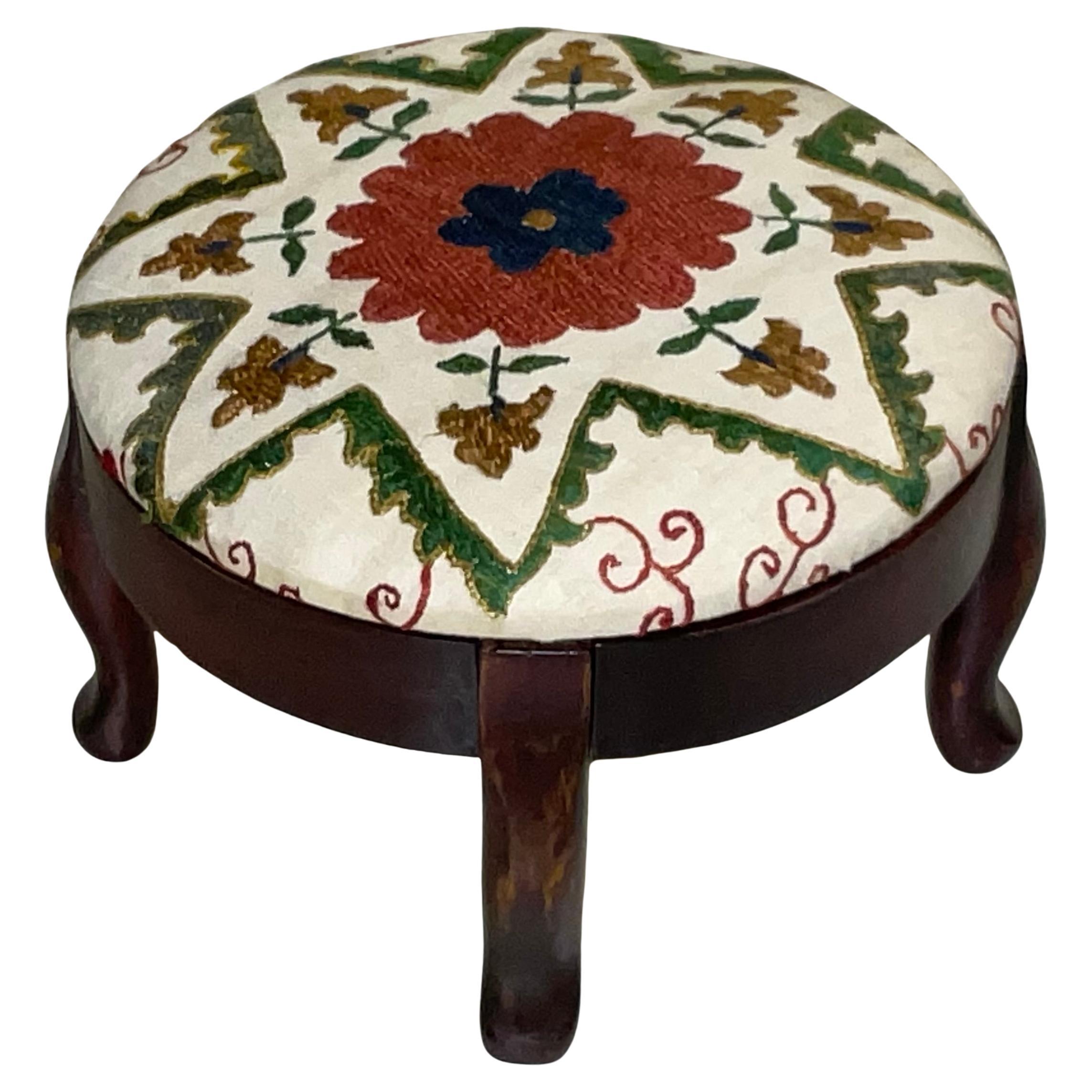 Petite  Reposapiés / Otomana Suzani Bordado a Mano en venta