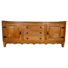 Petite Henning Kjaernulf attrb Credenza brutalista danese intagliata in Oak del metà del secolo scorso