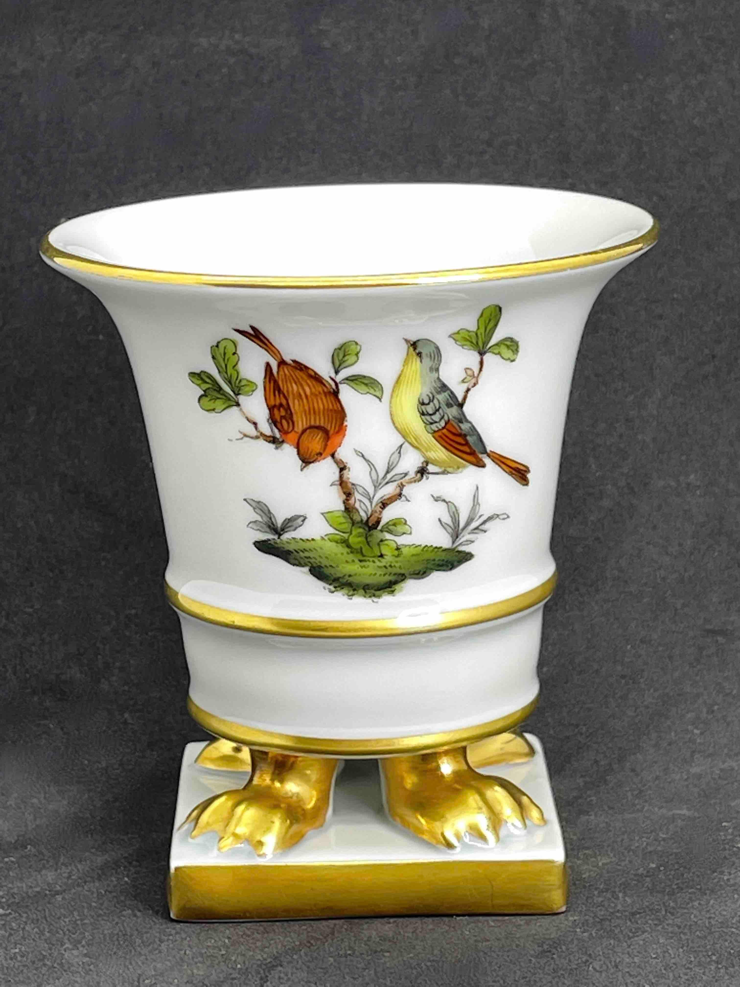 Exquisite vase in hand painted Hungarian porcelain by Herend. In 