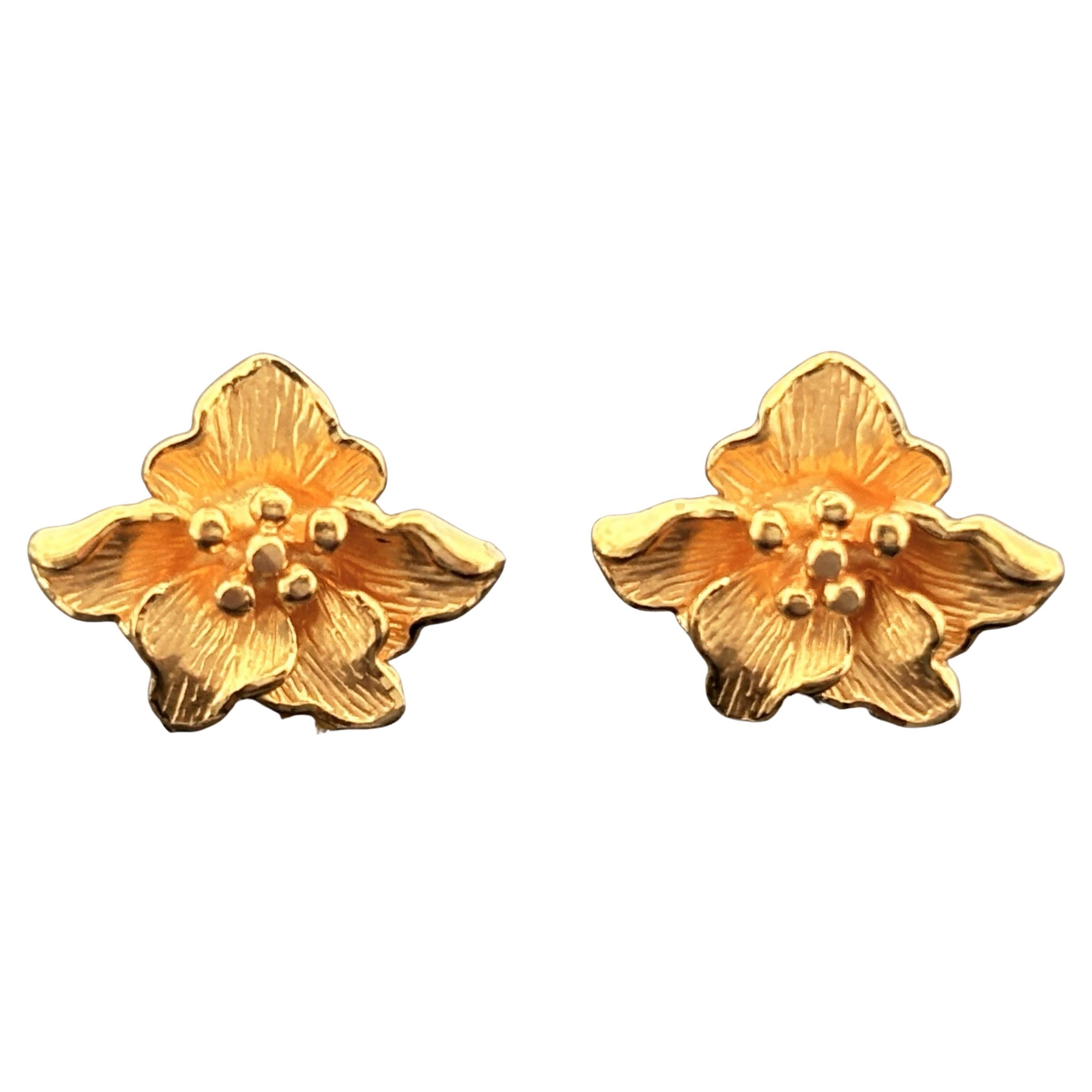 Boucles d
oreilles Petite fleur d
hibiscus en or jaune 22k