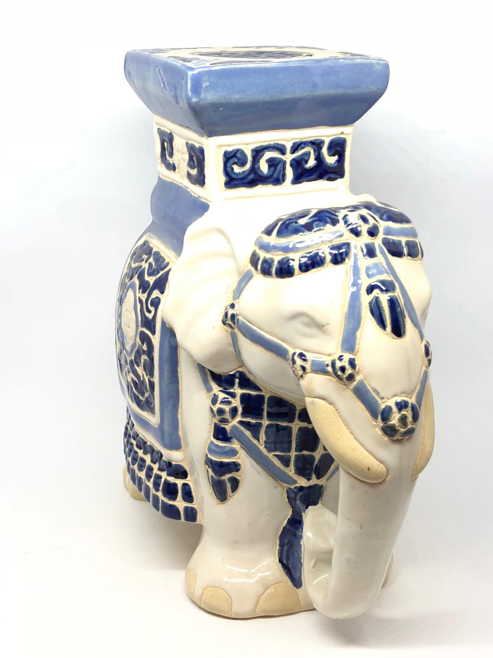 Petite Mitte des 20. Jahrhunderts glasierte Keramik Elefant Blumentopf Sitz. Handgefertigt aus Keramik. Eine schöne Ergänzung für Ihr Haus, Ihre Terrasse oder Ihren Garten.
 