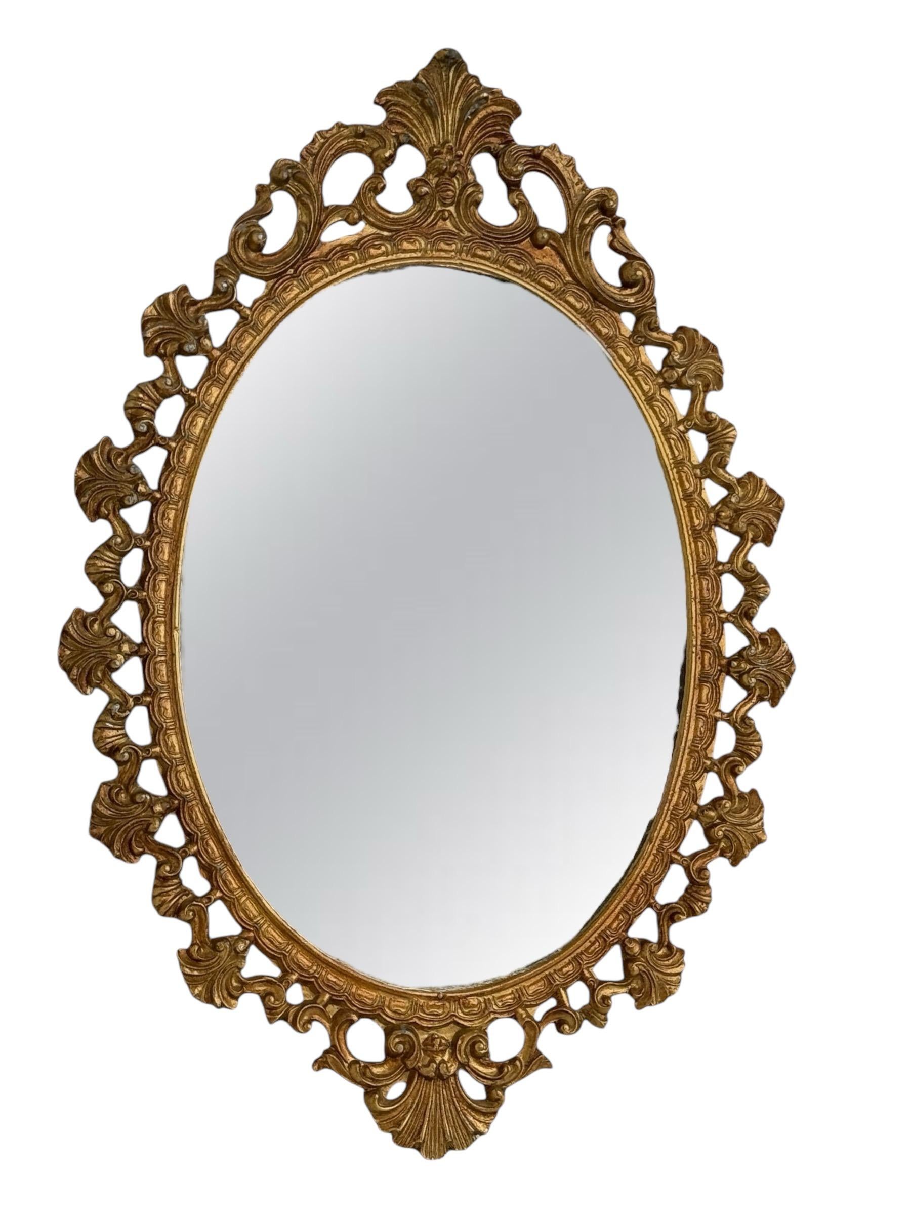 Petit miroir de courtoisie en tôle dorée de style régence hollywoodienne, Italie, années 1950 en vente 2