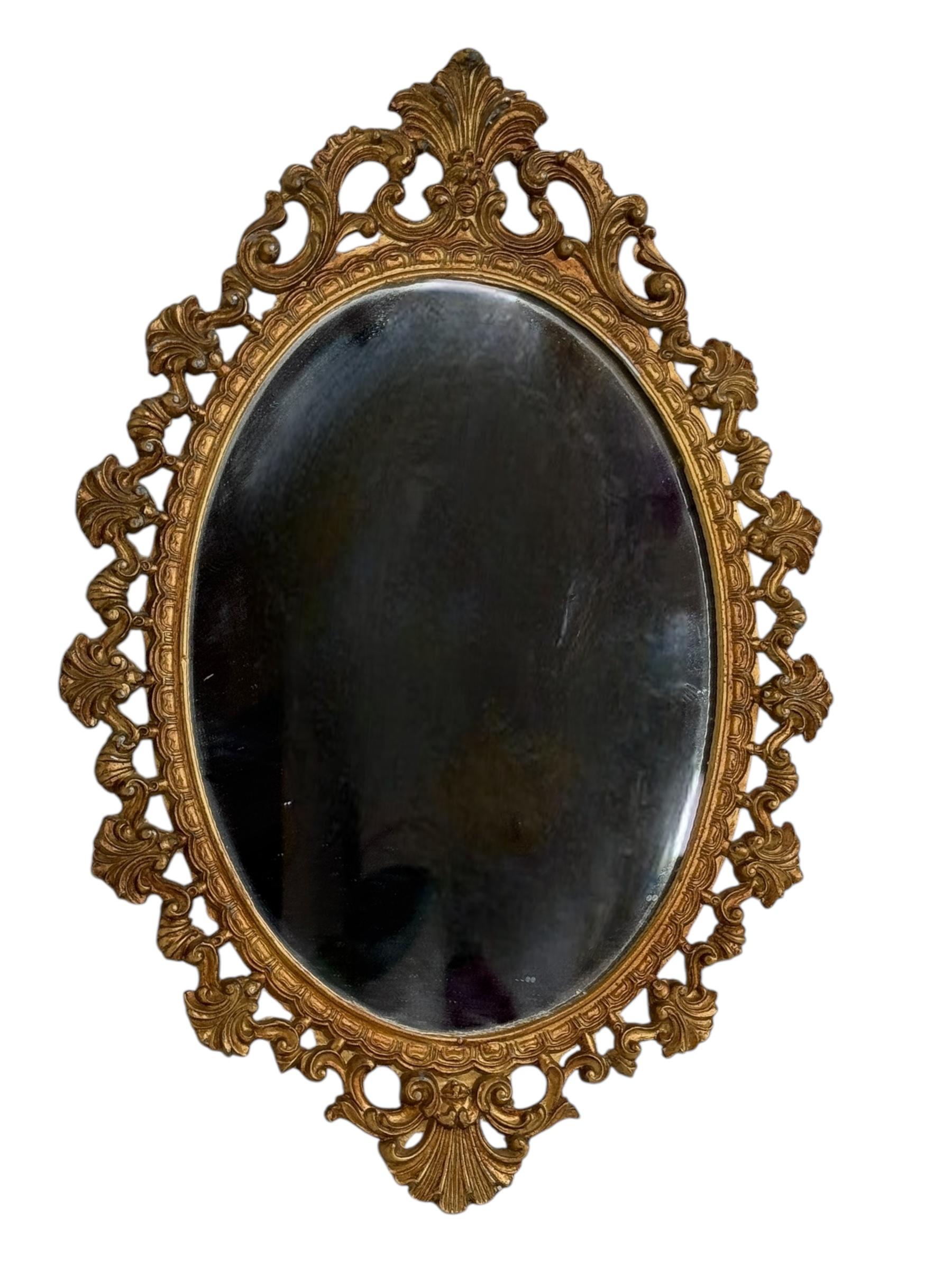 Superbe miroir en faïence de style Hollywood Regency. Le cadre en métal doré entoure un miroir en verre. Fabriqué en Italie, vers les années 1950. Magnifique petit miroir pour n'importe quelle pièce. Trouvé dans une vente de succession à Nuremberg,