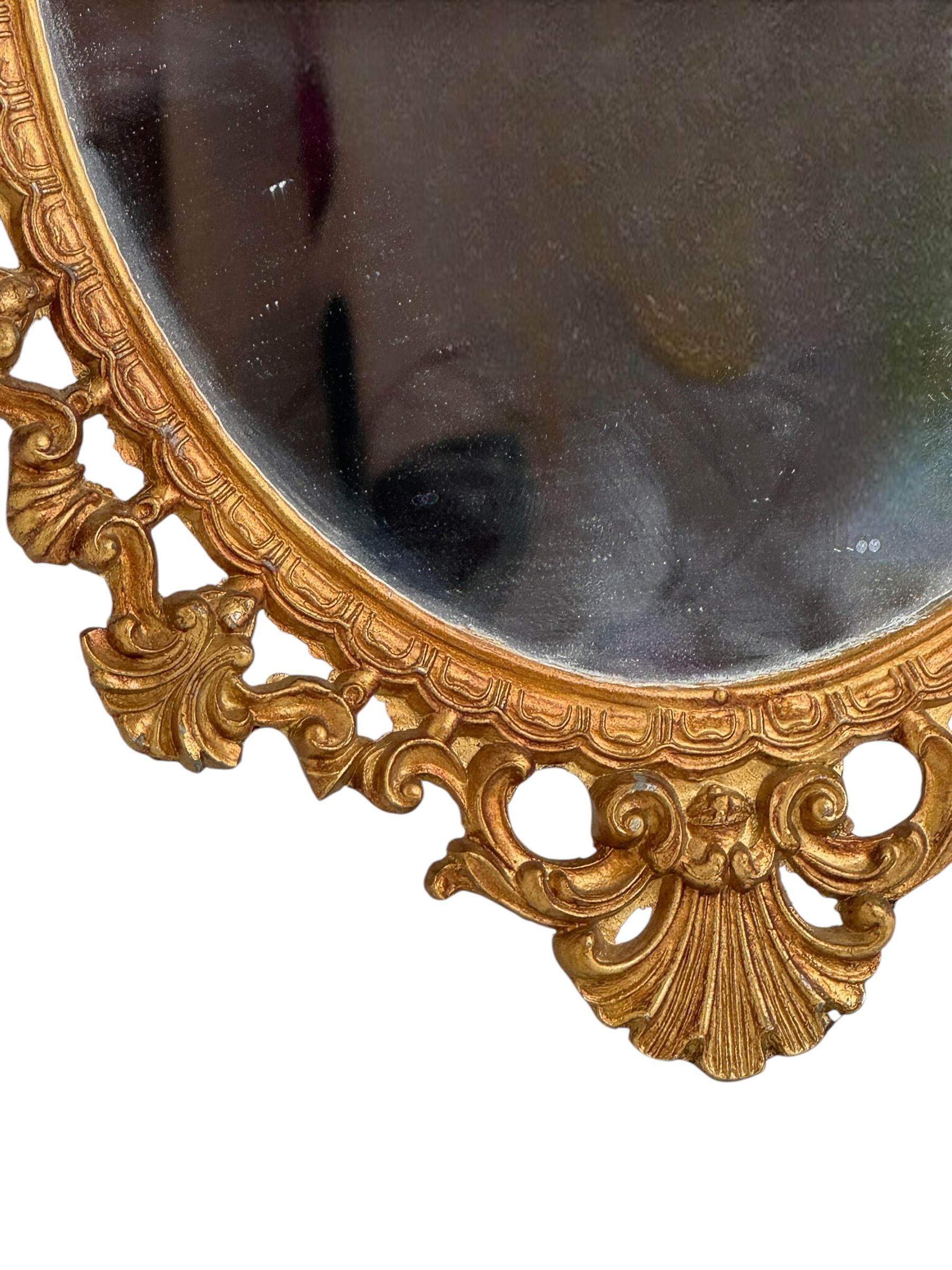 Hollywood Regency Petit miroir de courtoisie en tôle dorée de style régence hollywoodienne, Italie, années 1950 en vente