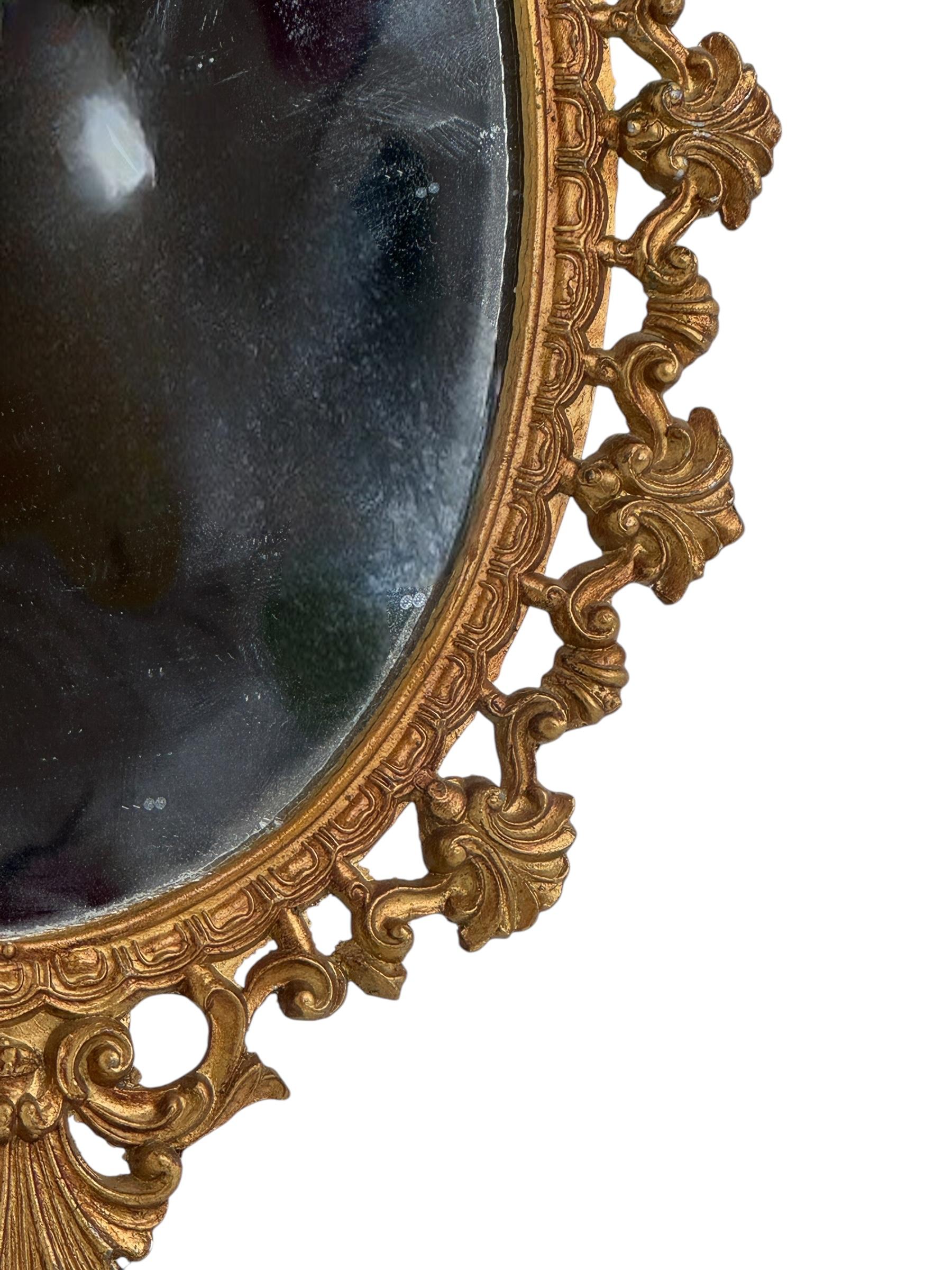 italien Petit miroir de courtoisie en tôle dorée de style régence hollywoodienne, Italie, années 1950 en vente