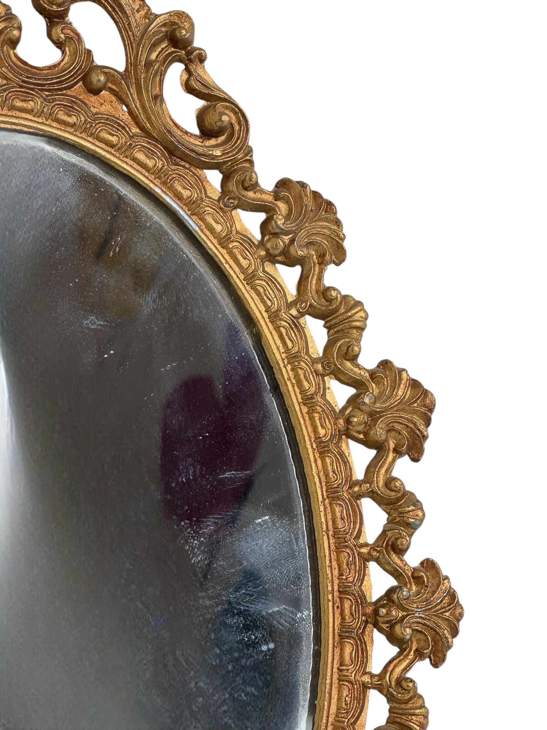 Doré Petit miroir de courtoisie en tôle dorée de style régence hollywoodienne, Italie, années 1950 en vente