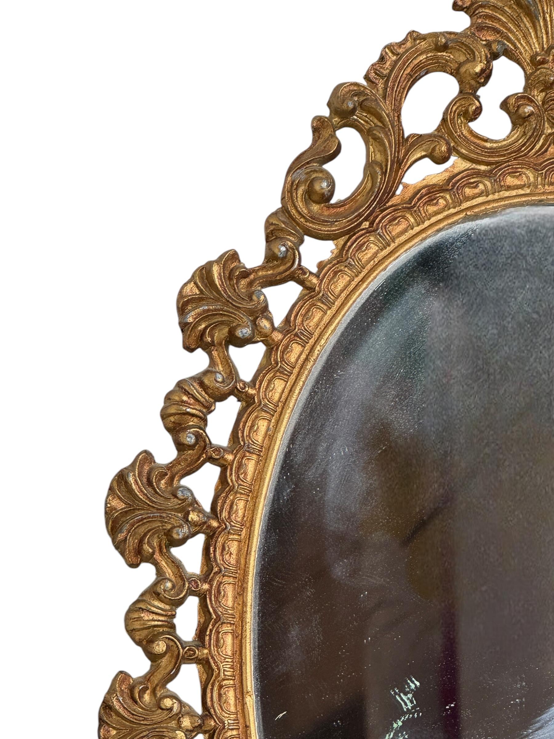 Milieu du XXe siècle Petit miroir de courtoisie en tôle dorée de style régence hollywoodienne, Italie, années 1950 en vente