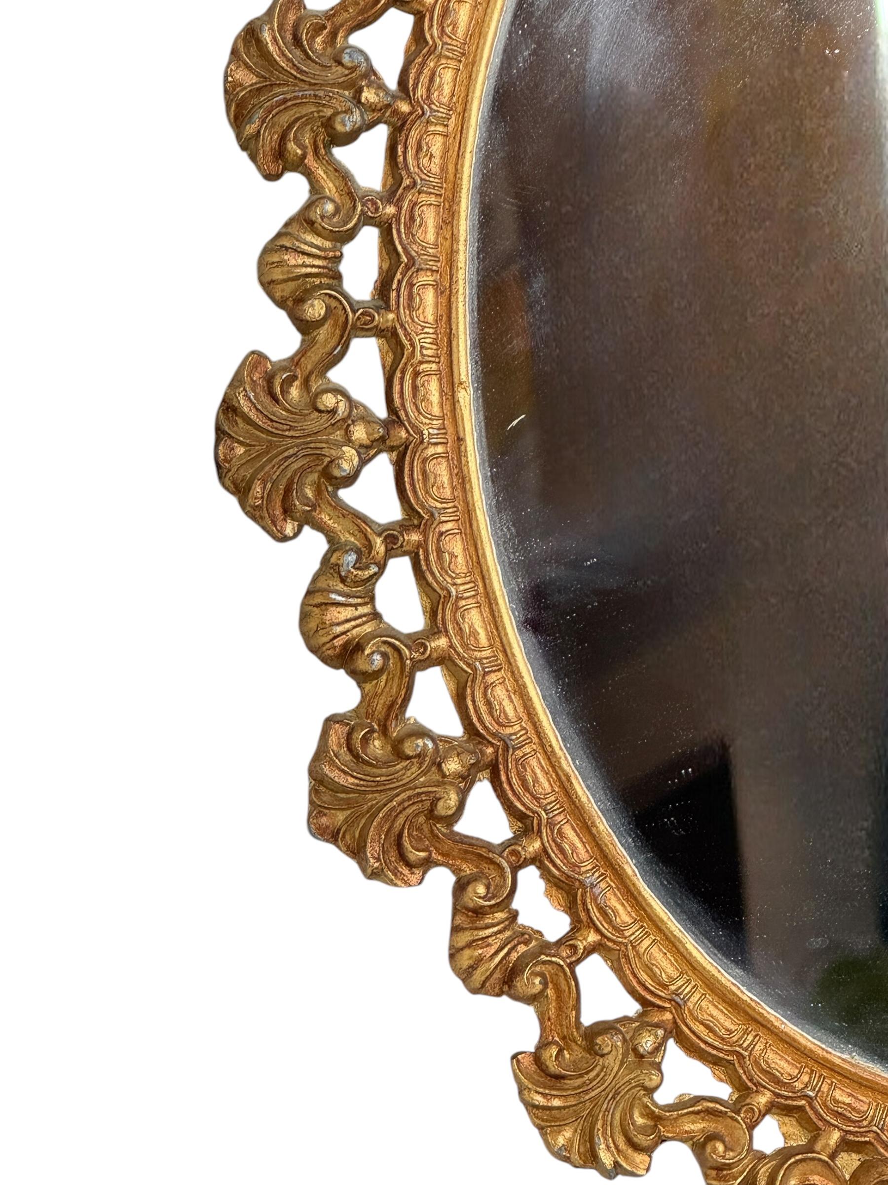Miroir Petit miroir de courtoisie en tôle dorée de style régence hollywoodienne, Italie, années 1950 en vente