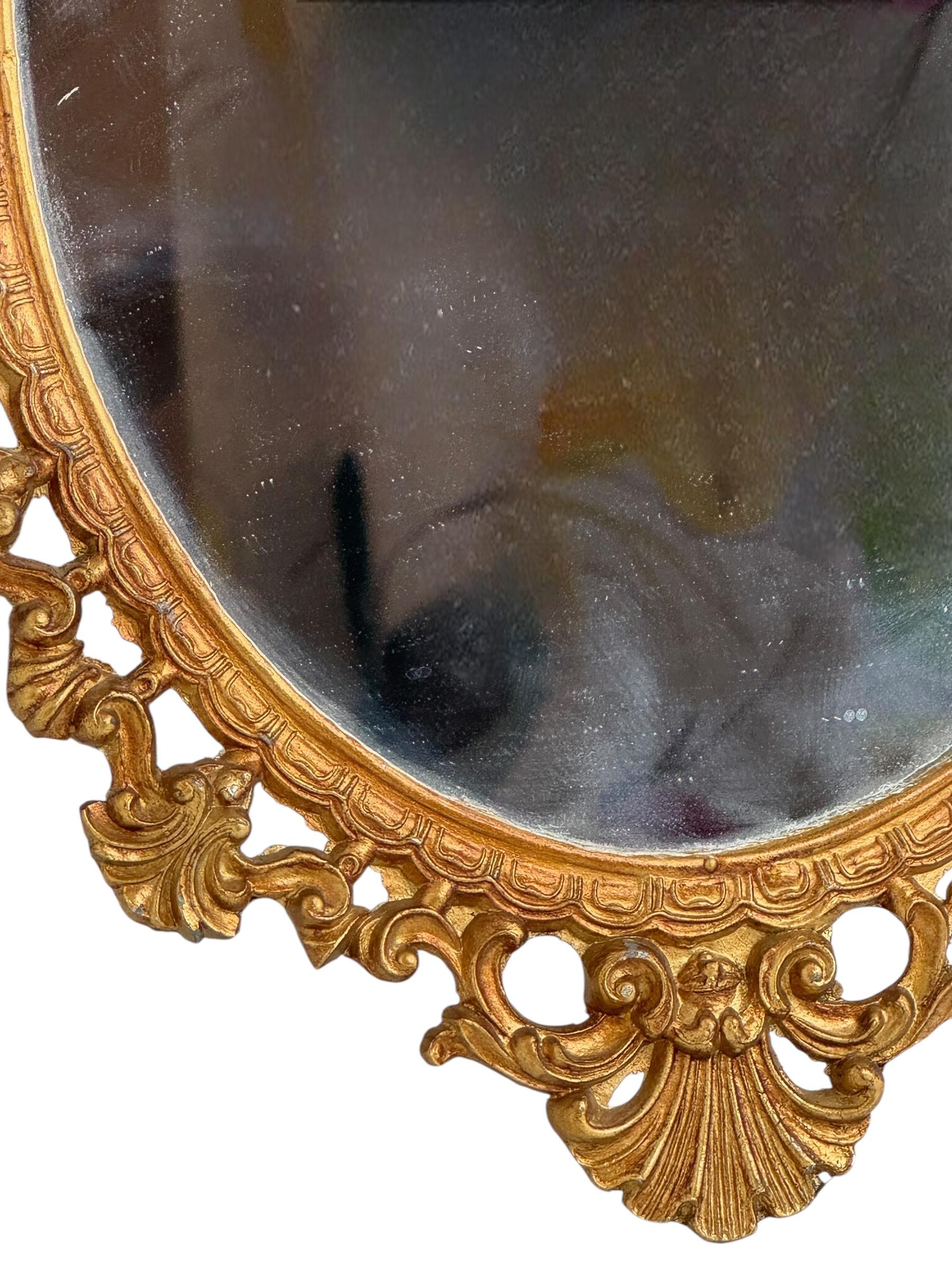 Petit miroir de courtoisie en tôle dorée de style régence hollywoodienne, Italie, années 1950 en vente 1