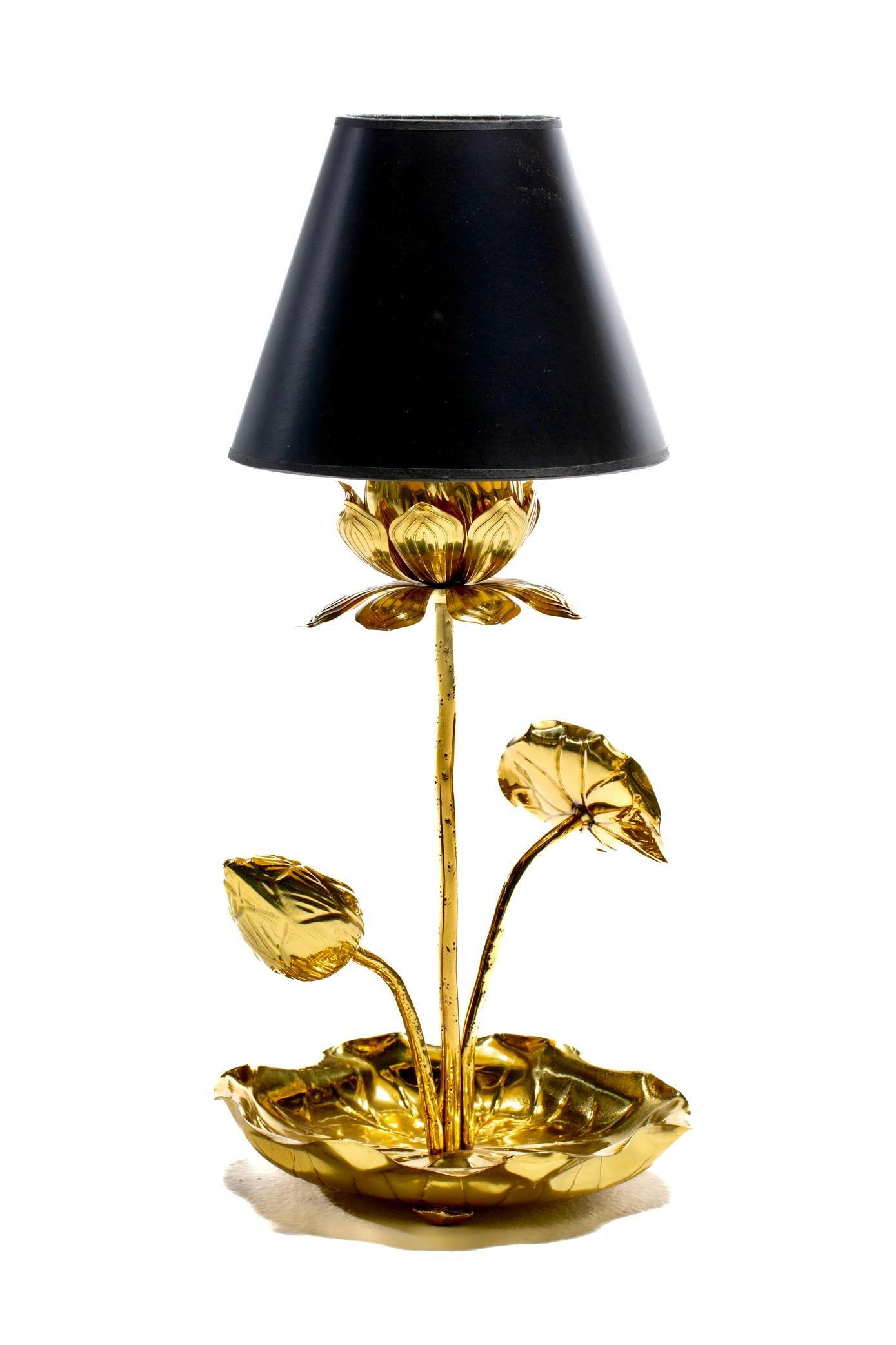 Verleihen Sie Ihrem Raum einen warmen, goldenen Schein und eine organische Sensibilität mit dieser zierlichen, neu polierten Lotusblumen-Tischleuchte der Feldman Lighting Company aus den 1960er Jahren, die oft als im Stil von Tommi Parzinger