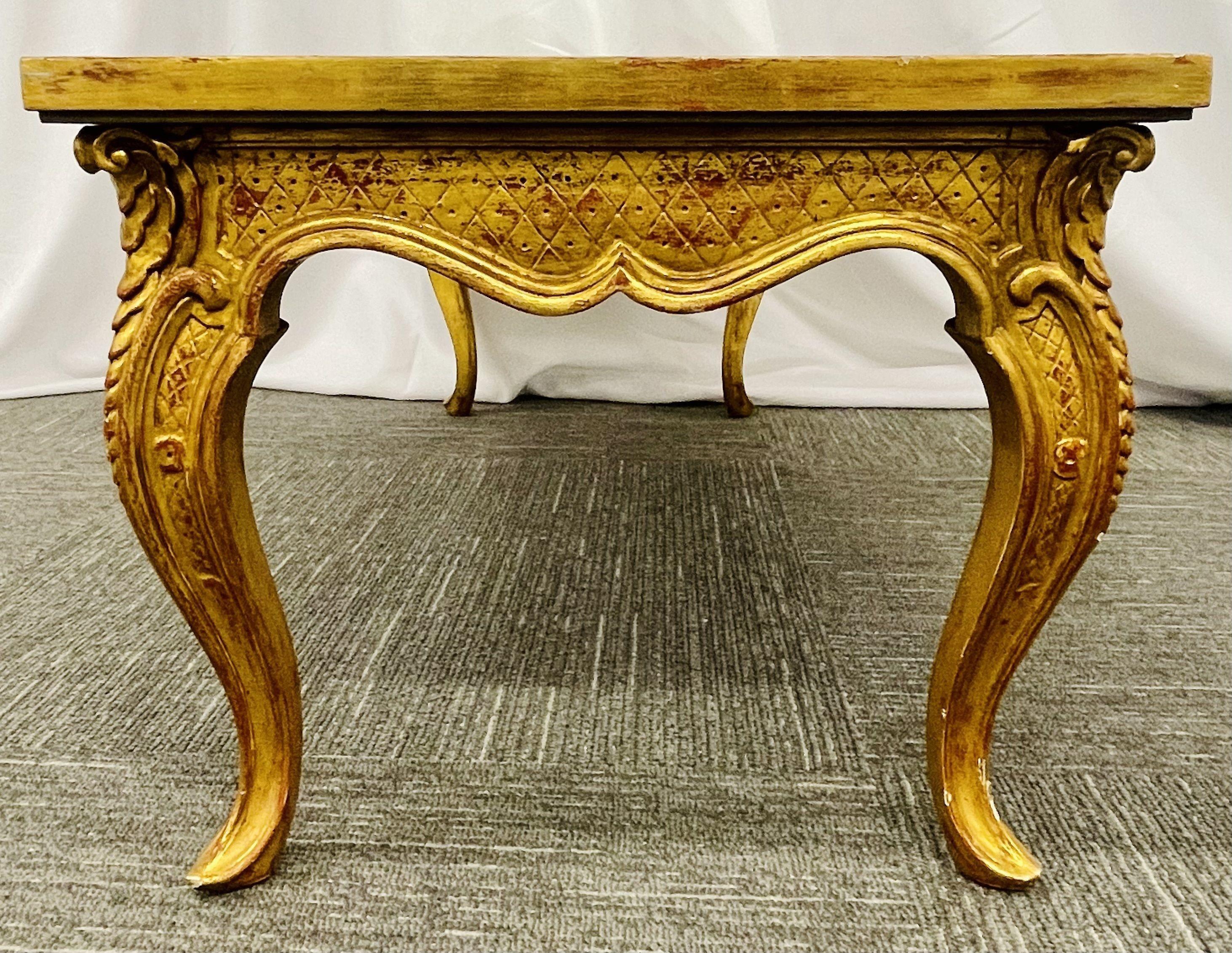 Petite table basse de style Hollywood Regency, base en bois doré, plateau en miroir vieilli en vente 4