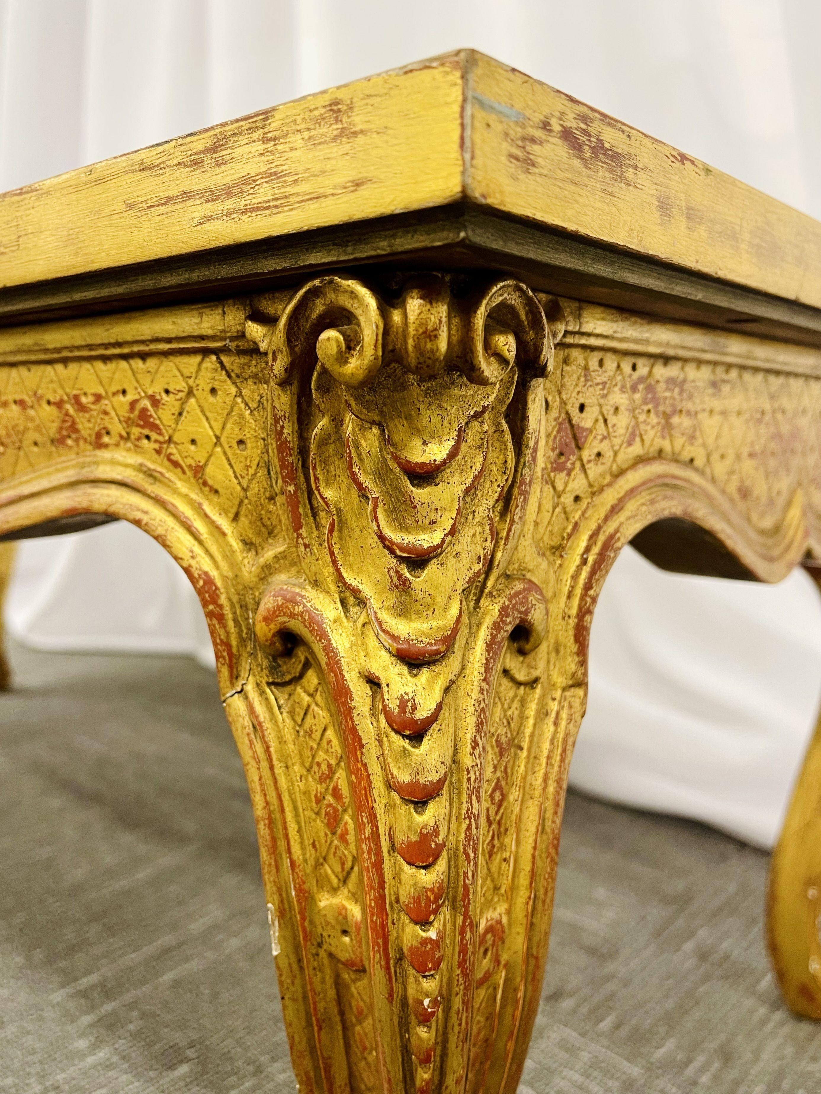 Petite table basse de style Hollywood Regency, base en bois doré, plateau en miroir vieilli en vente 6