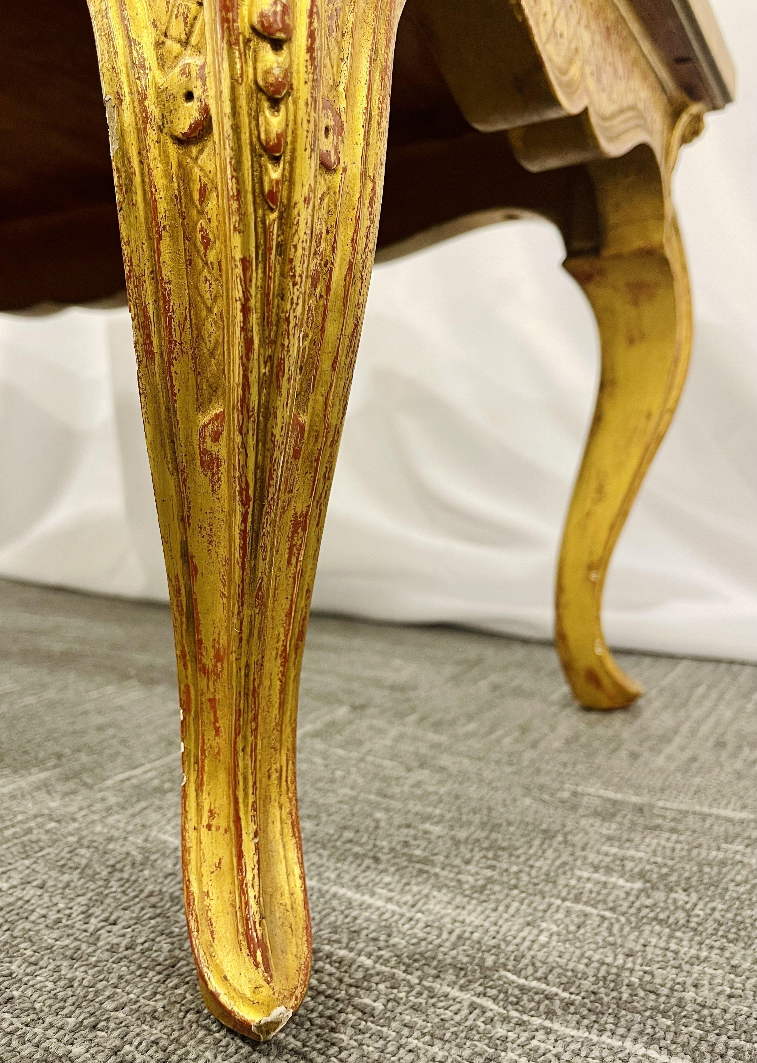Einzigartiger Couchtisch im Hollywood-Regency-Stil, Sockel aus vergoldetem Holz, antike Spiegelplatte im Angebot 9