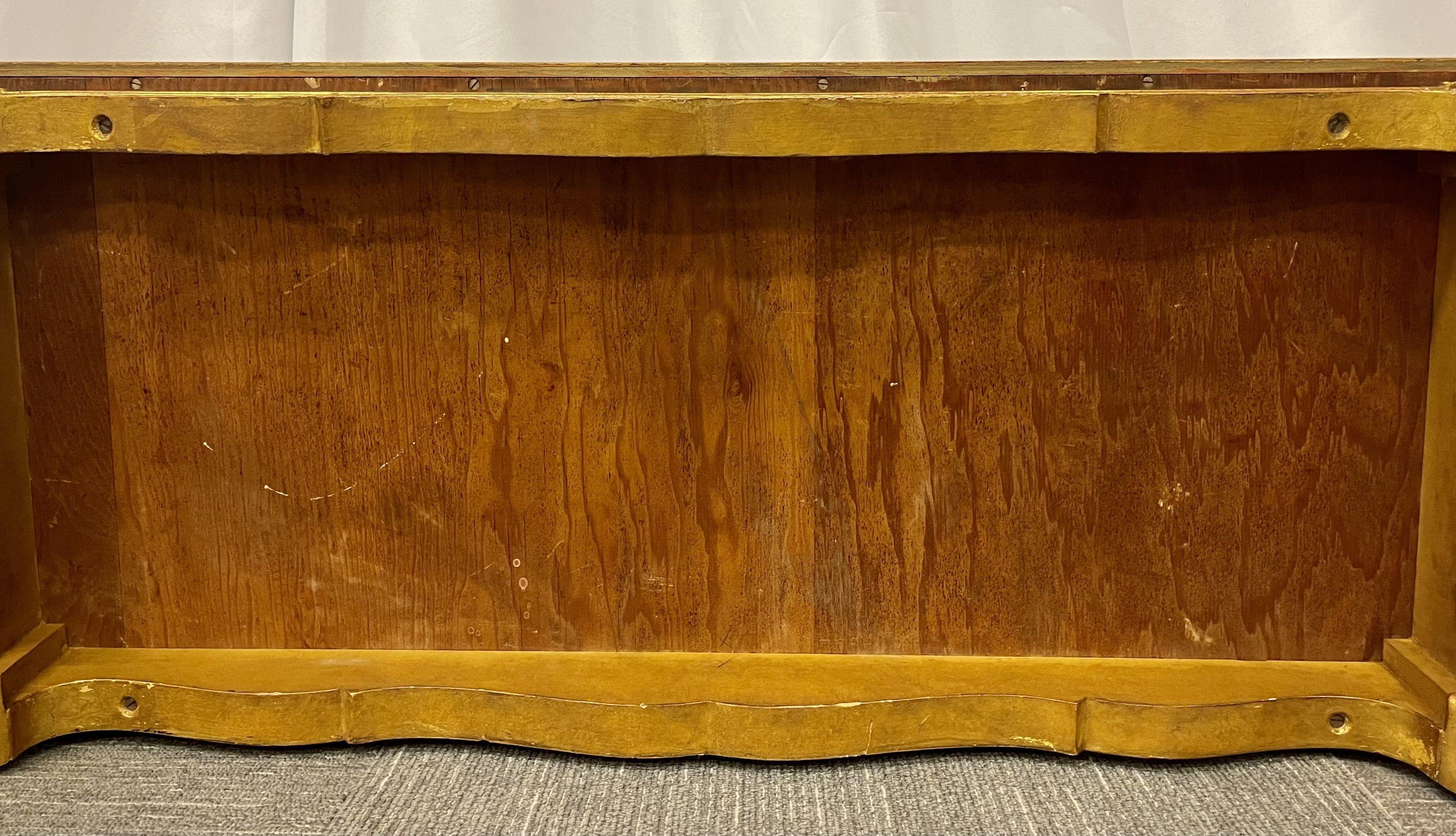 Petite table basse de style Hollywood Regency, base en bois doré, plateau en miroir vieilli en vente 8