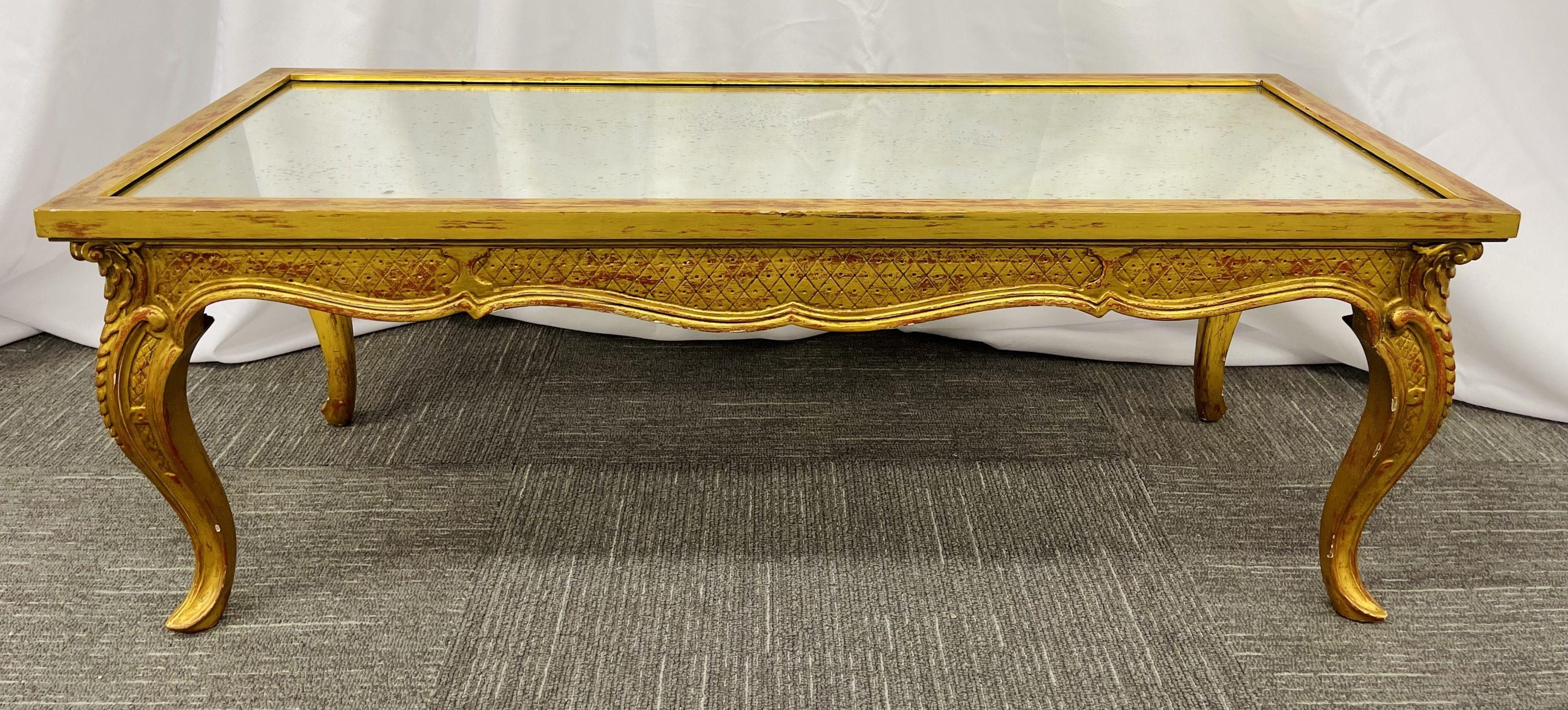 Einzigartiger Couchtisch im Hollywood-Regency-Stil, Sockel aus vergoldetem Holz, antike Spiegelplatte im Zustand „Gut“ im Angebot in Stamford, CT