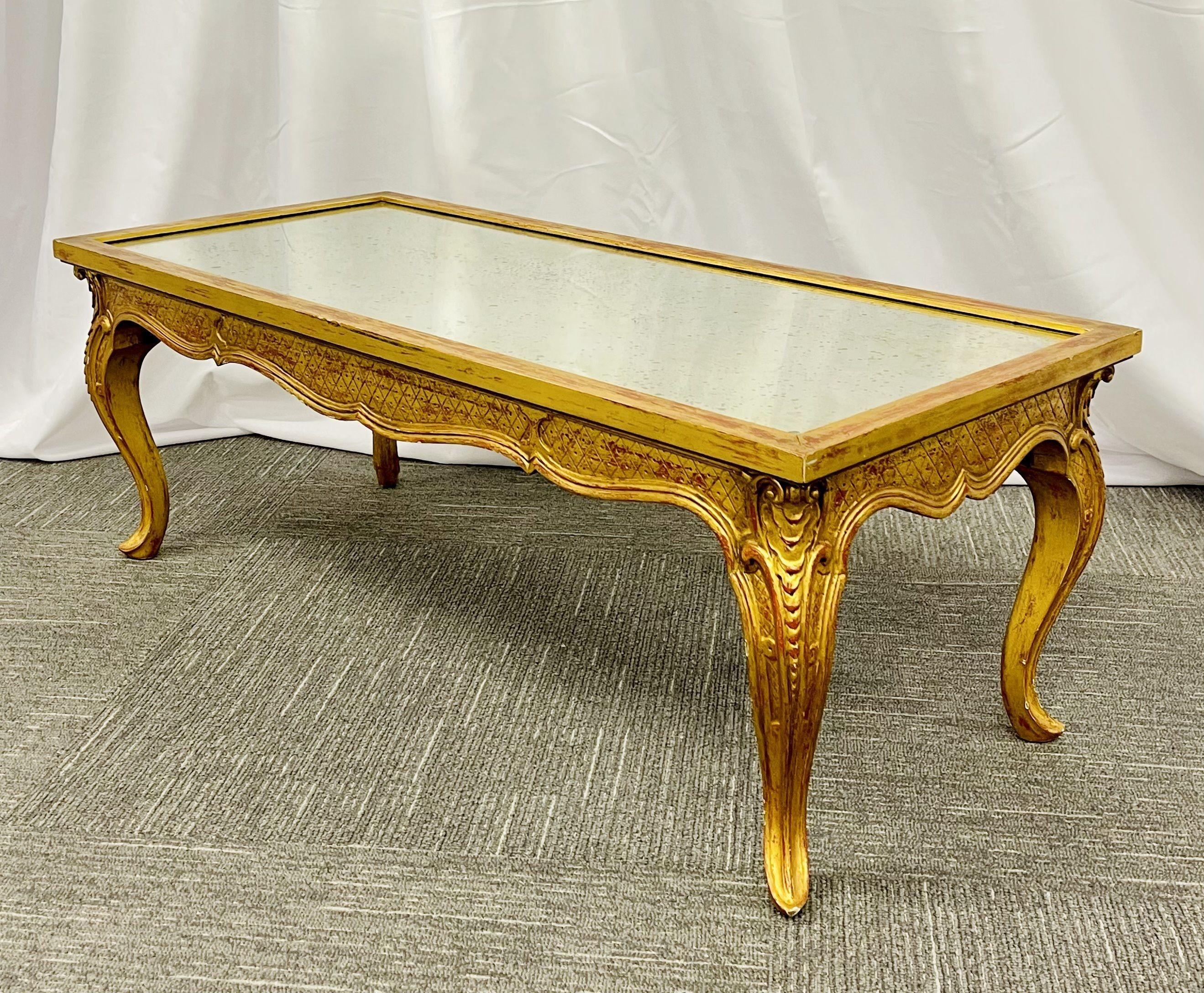 Miroir Petite table basse de style Hollywood Regency, base en bois doré, plateau en miroir vieilli en vente