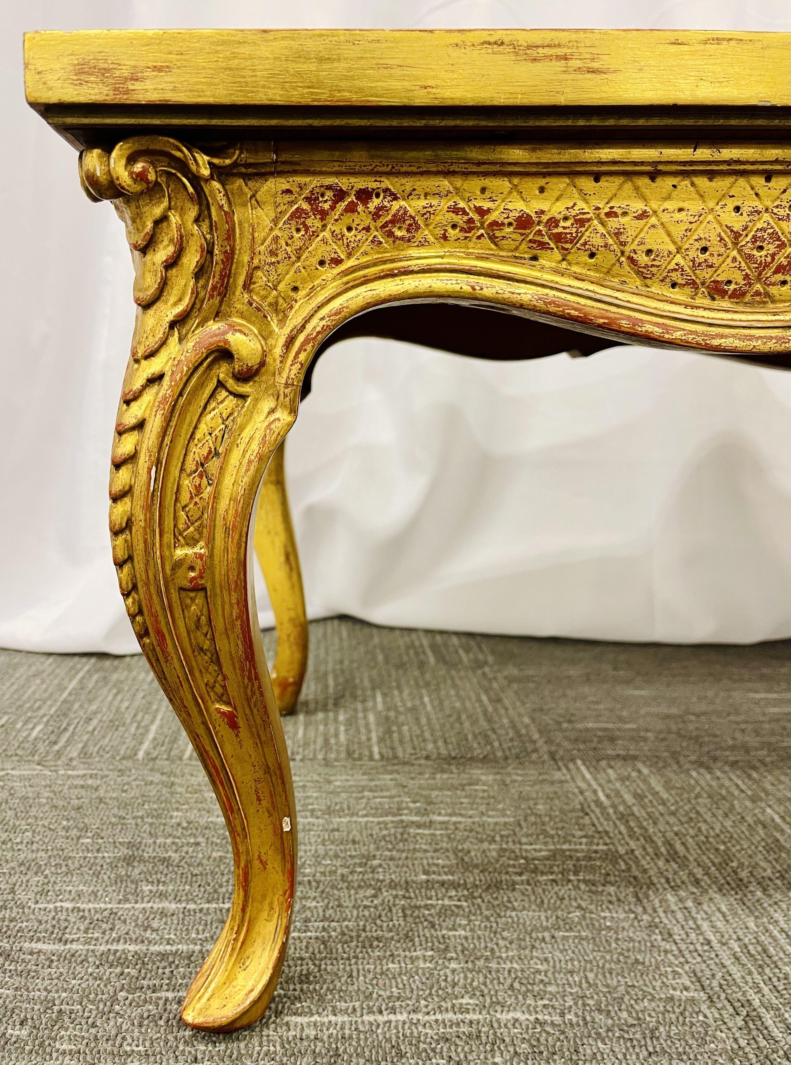 Petite table basse de style Hollywood Regency, base en bois doré, plateau en miroir vieilli en vente 1