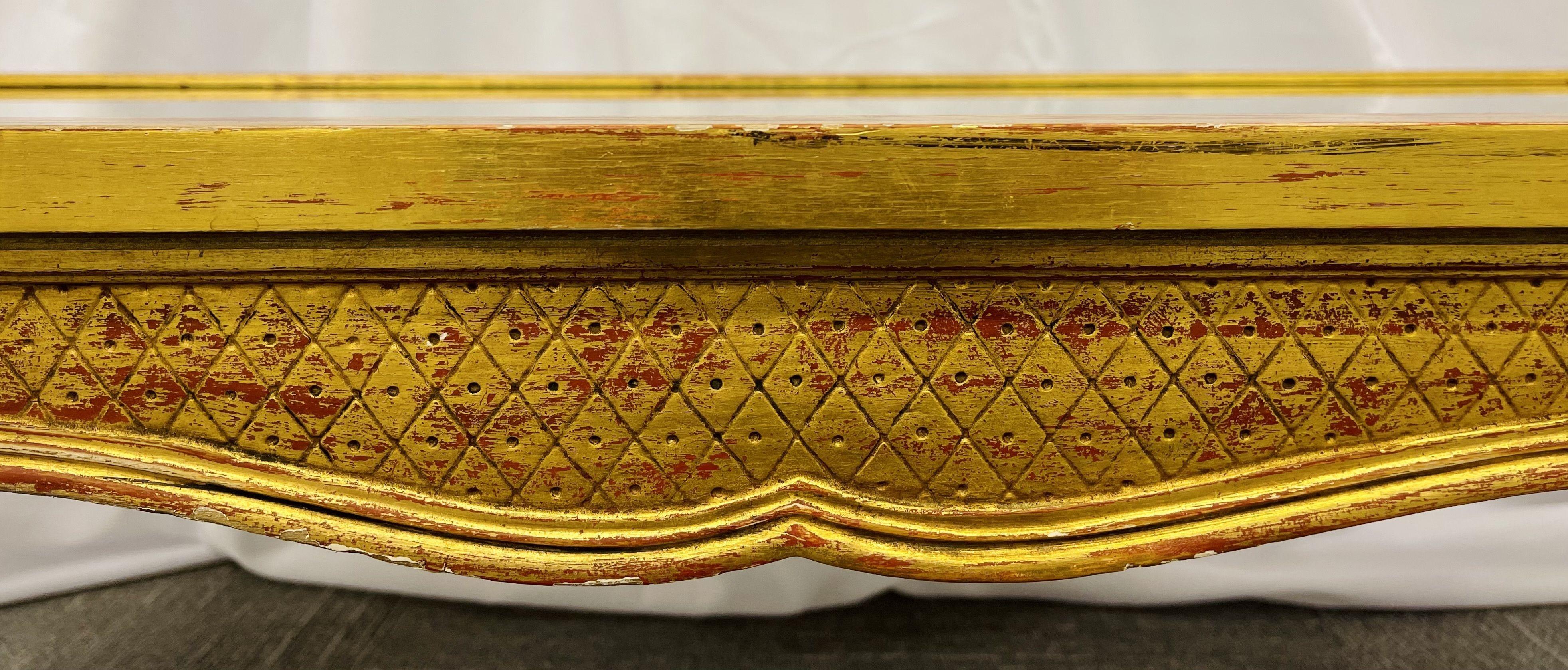 Einzigartiger Couchtisch im Hollywood-Regency-Stil, Sockel aus vergoldetem Holz, antike Spiegelplatte im Angebot 4