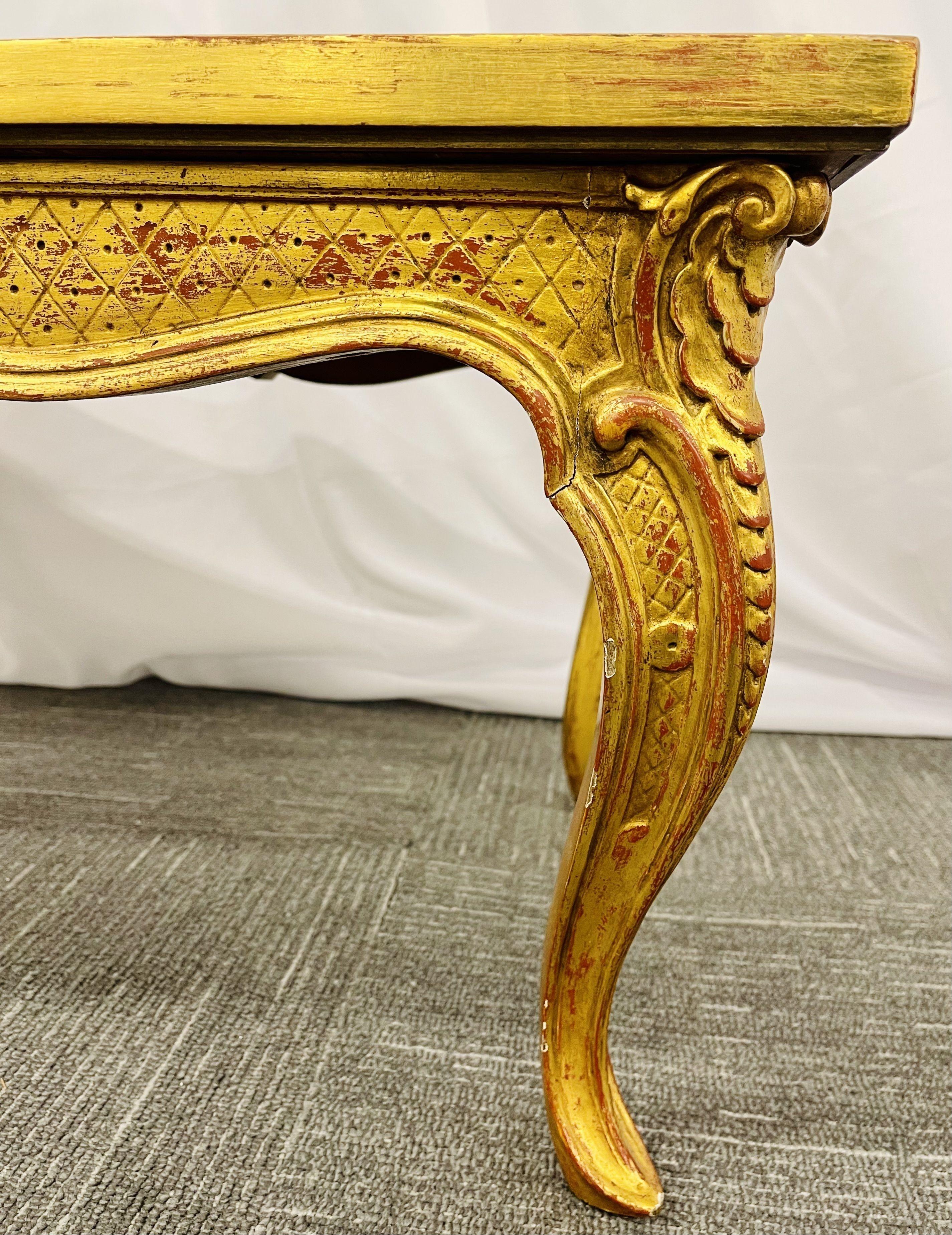 Petite table basse de style Hollywood Regency, base en bois doré, plateau en miroir vieilli en vente 3