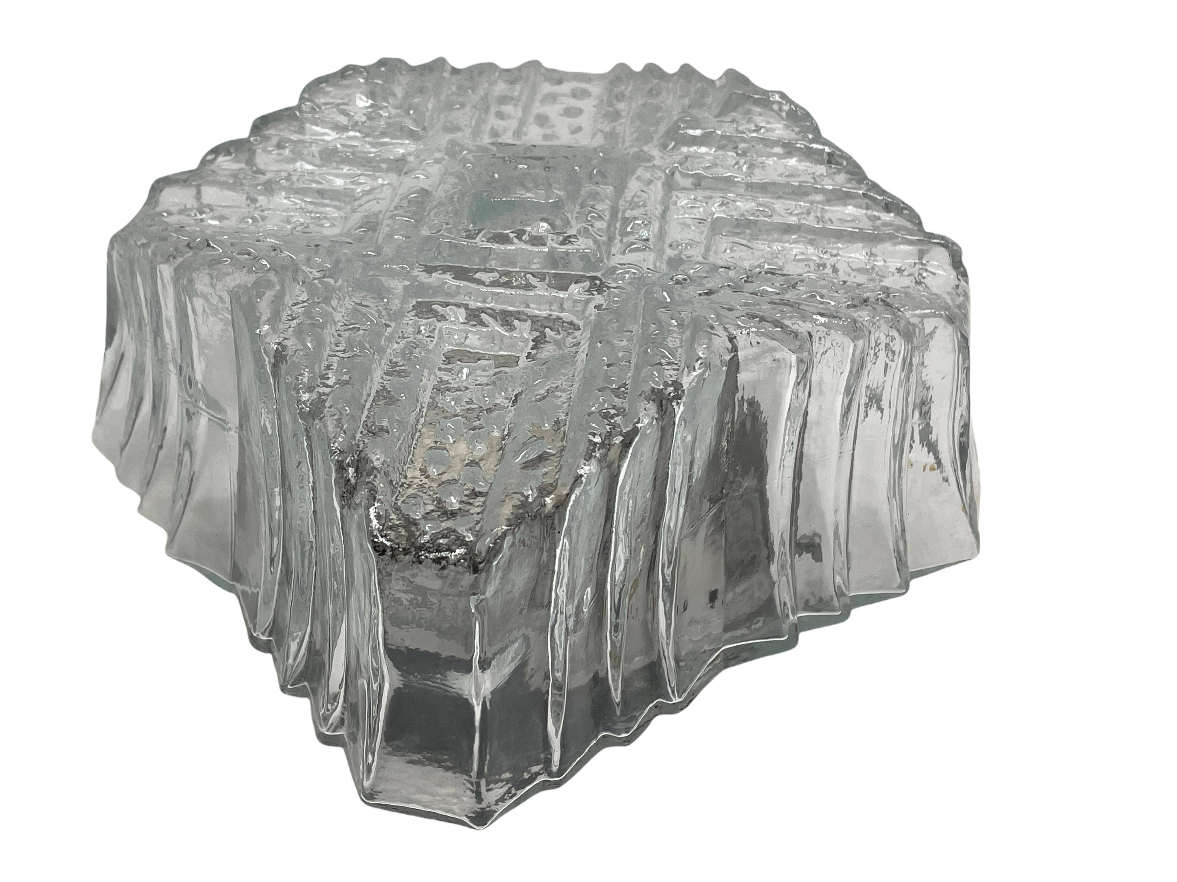 Une petite monture encastrée d'Allemagne. Magnifique verre en forme d'iceberg sur un support en métal. Le montage encastré nécessite une ampoule européenne E27 Edison, jusqu'à 60 watts. Une belle addition à n'importe quelle pièce.