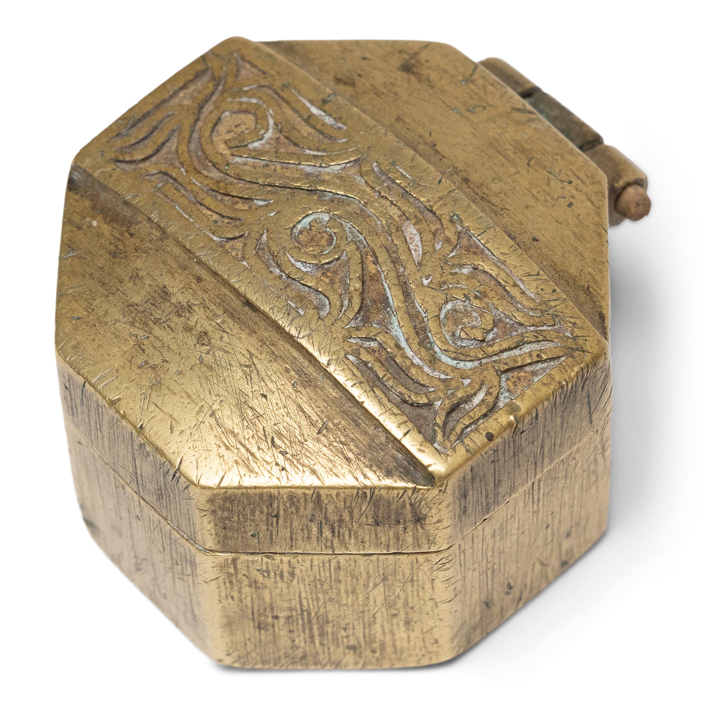 Cette petite boîte en laiton faisait à l'origine partie d'un ensemble de boîtes à bétel du début du 20e siècle provenant d'Indonésie. Il s'agit d'un des nombreux petits récipients qui contenaient les ingrédients individuels d'une chique de bétel.