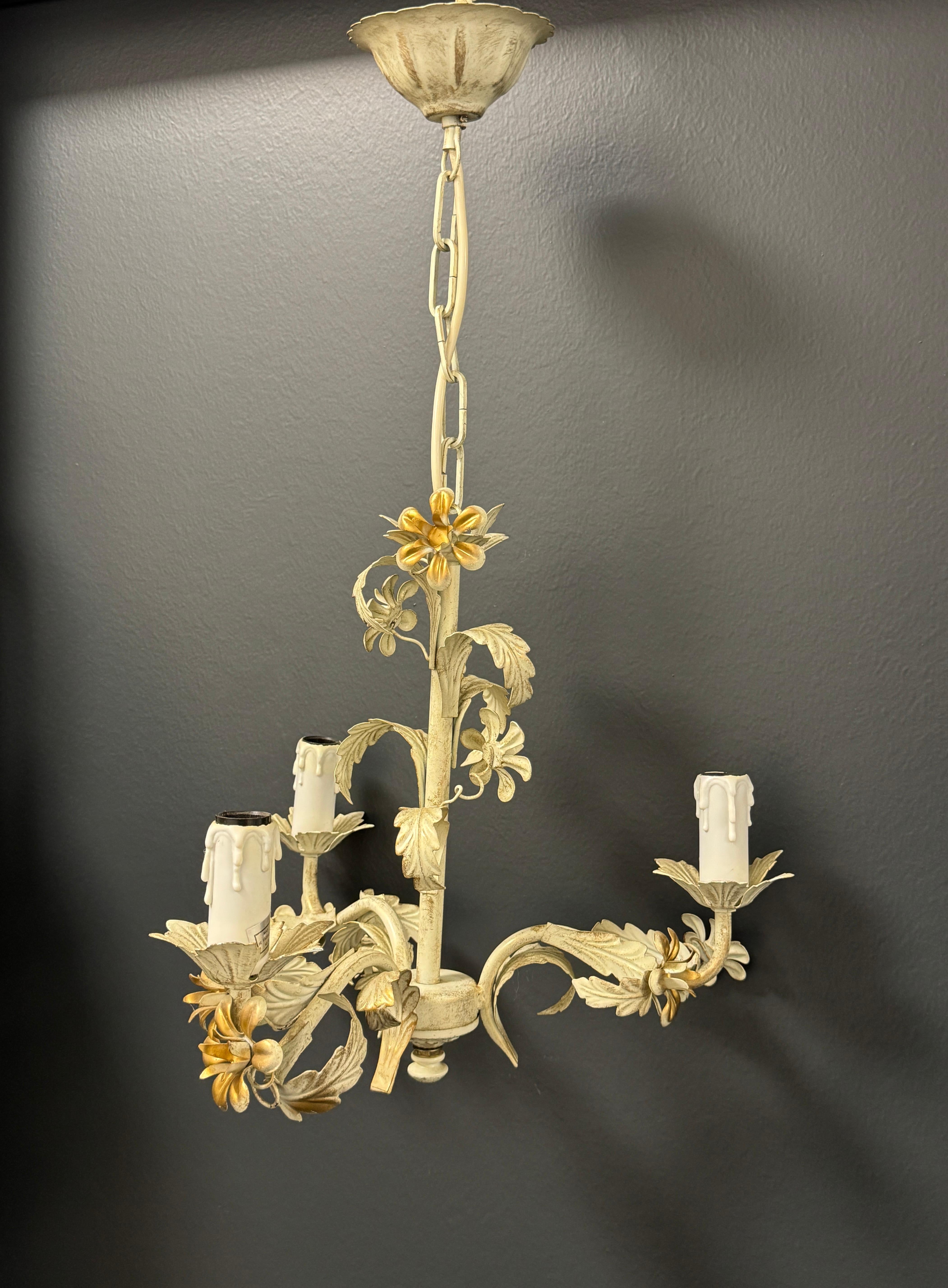 Hollywood Regency Petit lustre en fer à trois lumières de style Florentine, Italie, années 1980 en vente