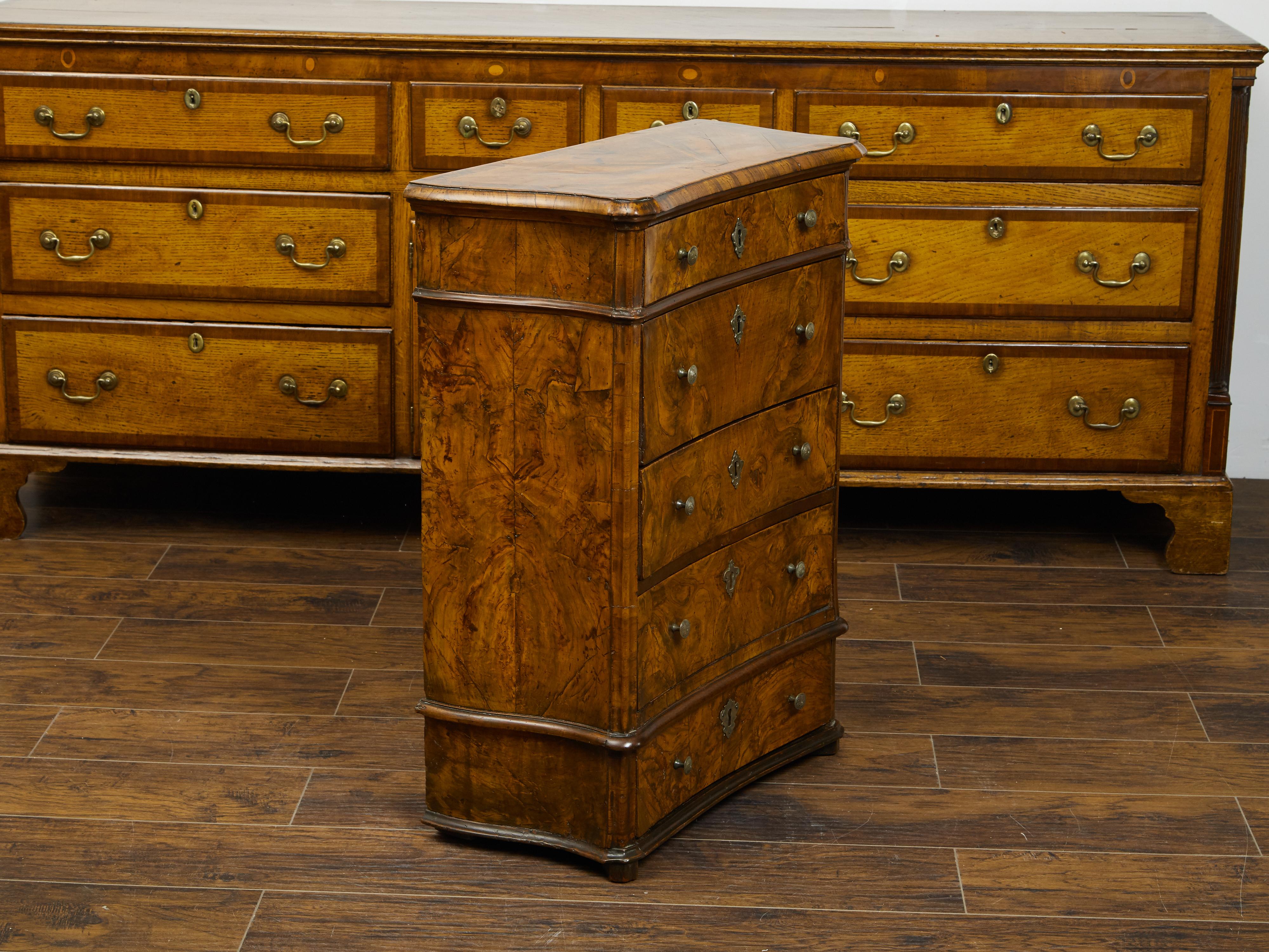 Petite Italian 1820s Walnut Five-Drawer Commode with Butterfly Veneer For Sale 6