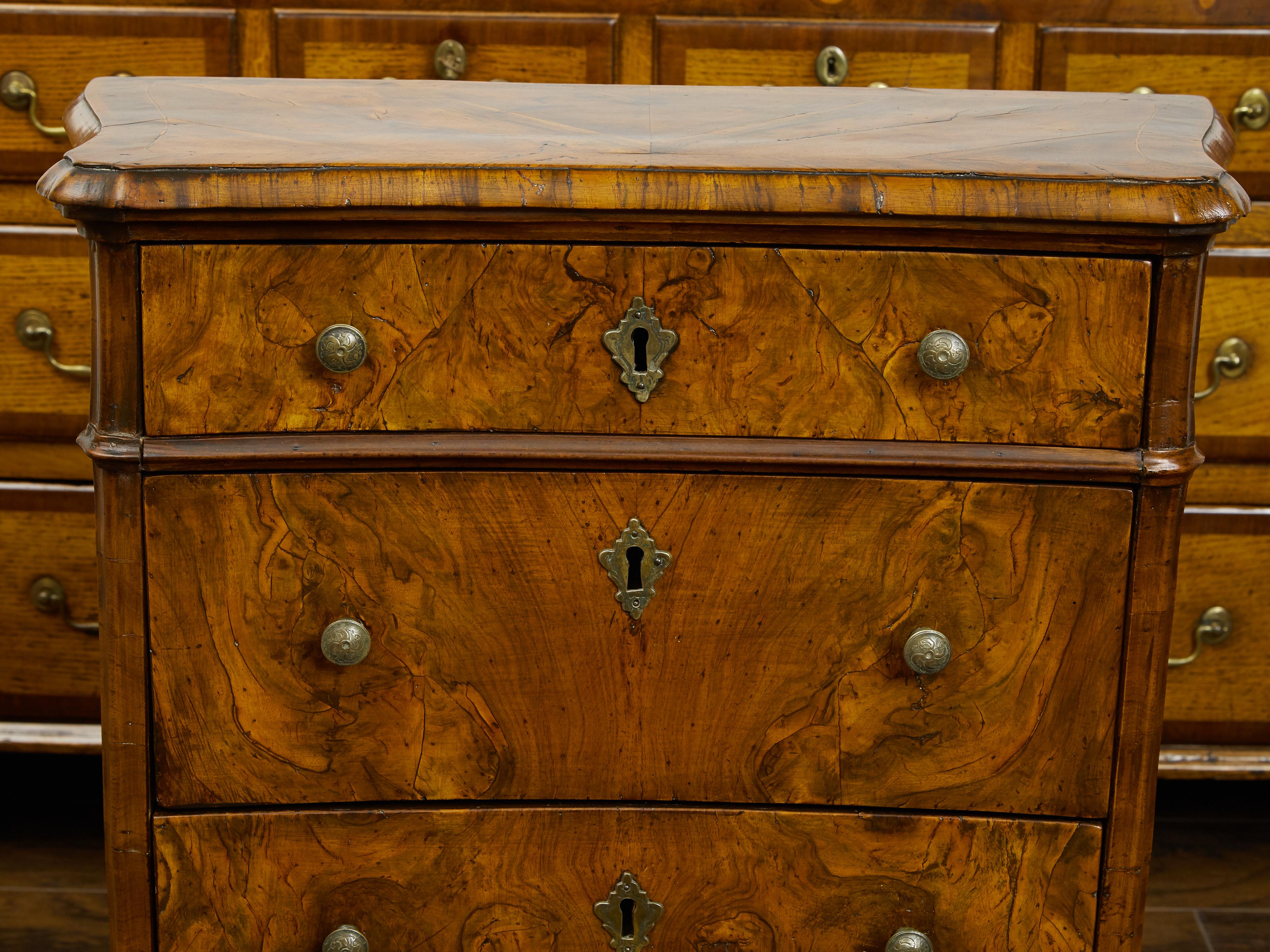 Petite Italian 1820s Walnut Five-Drawer Commode with Butterfly Veneer In Good Condition For Sale In Atlanta, GA