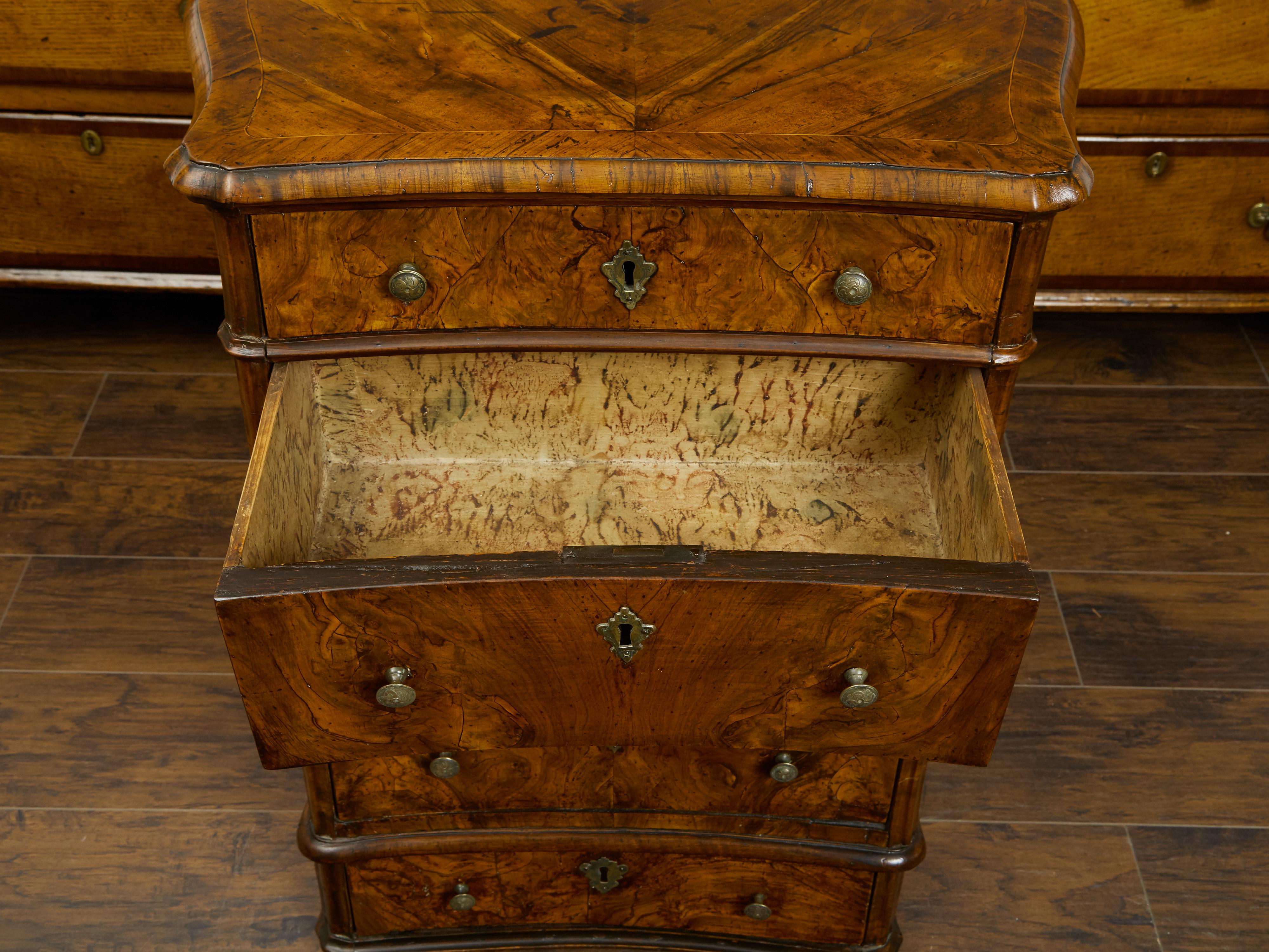 Petite Italian 1820s Walnut Five-Drawer Commode with Butterfly Veneer For Sale 1