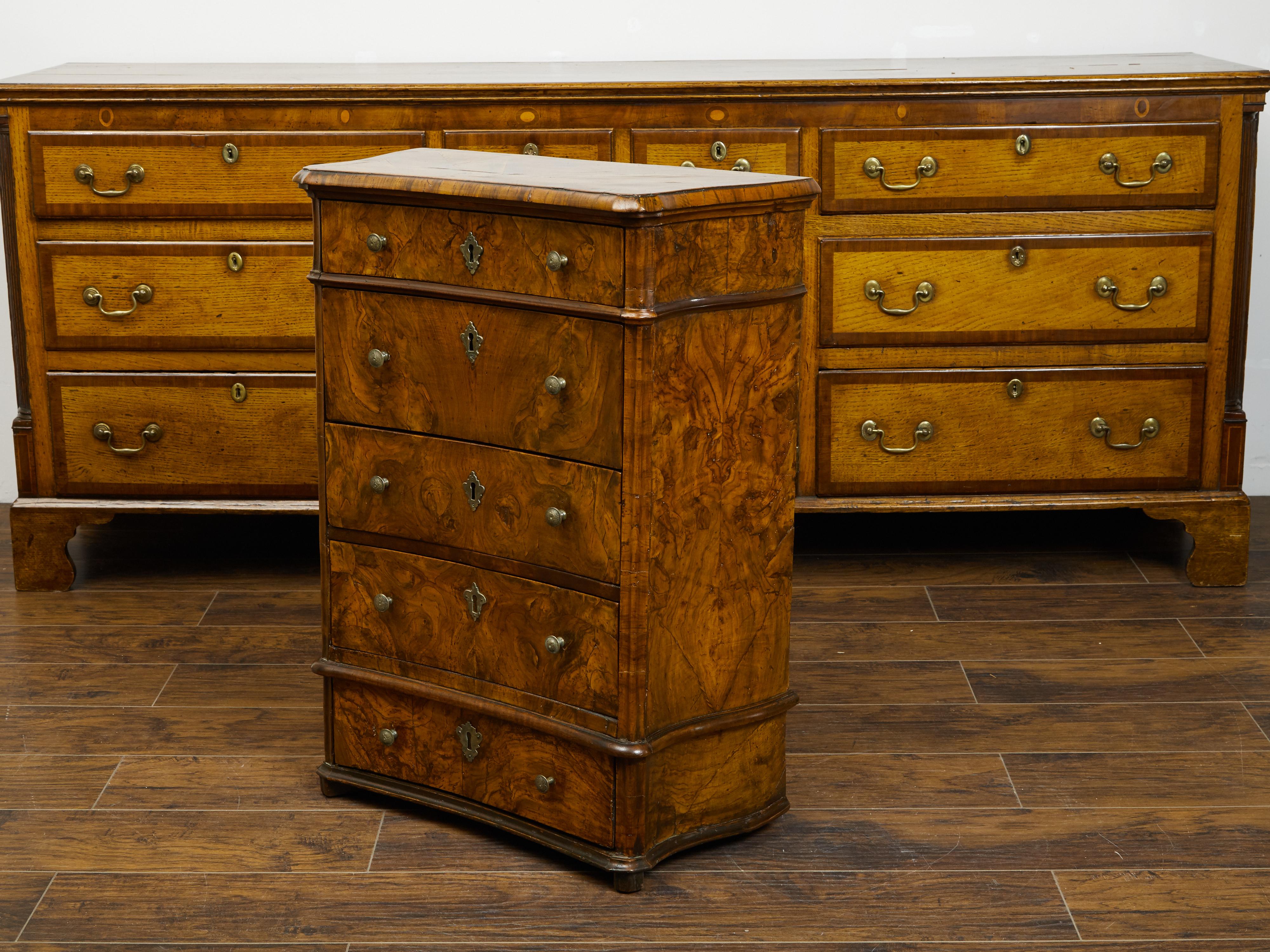Petite Italian 1820s Walnut Five-Drawer Commode with Butterfly Veneer For Sale 2