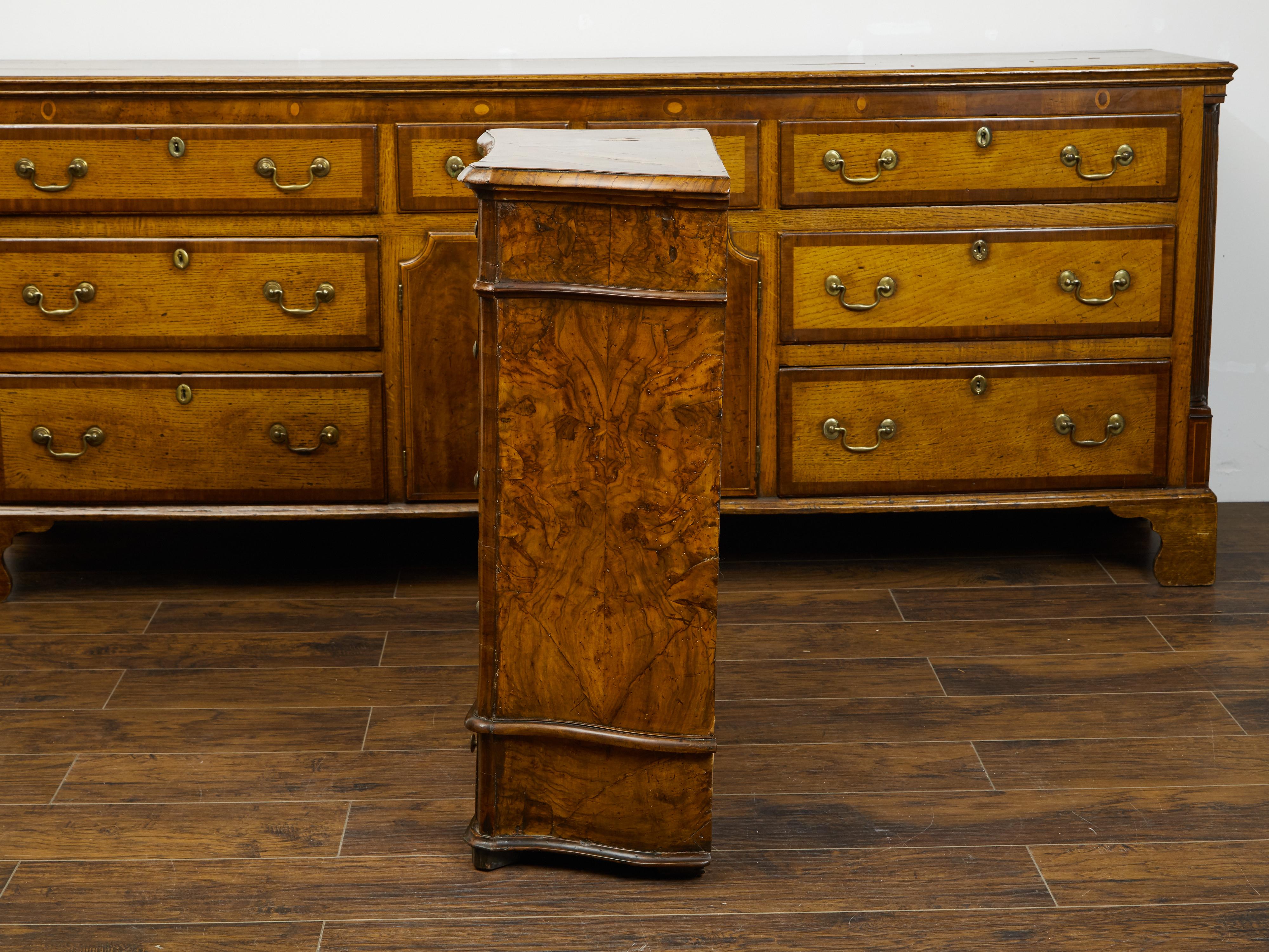 Petite Italian 1820s Walnut Five-Drawer Commode with Butterfly Veneer For Sale 3