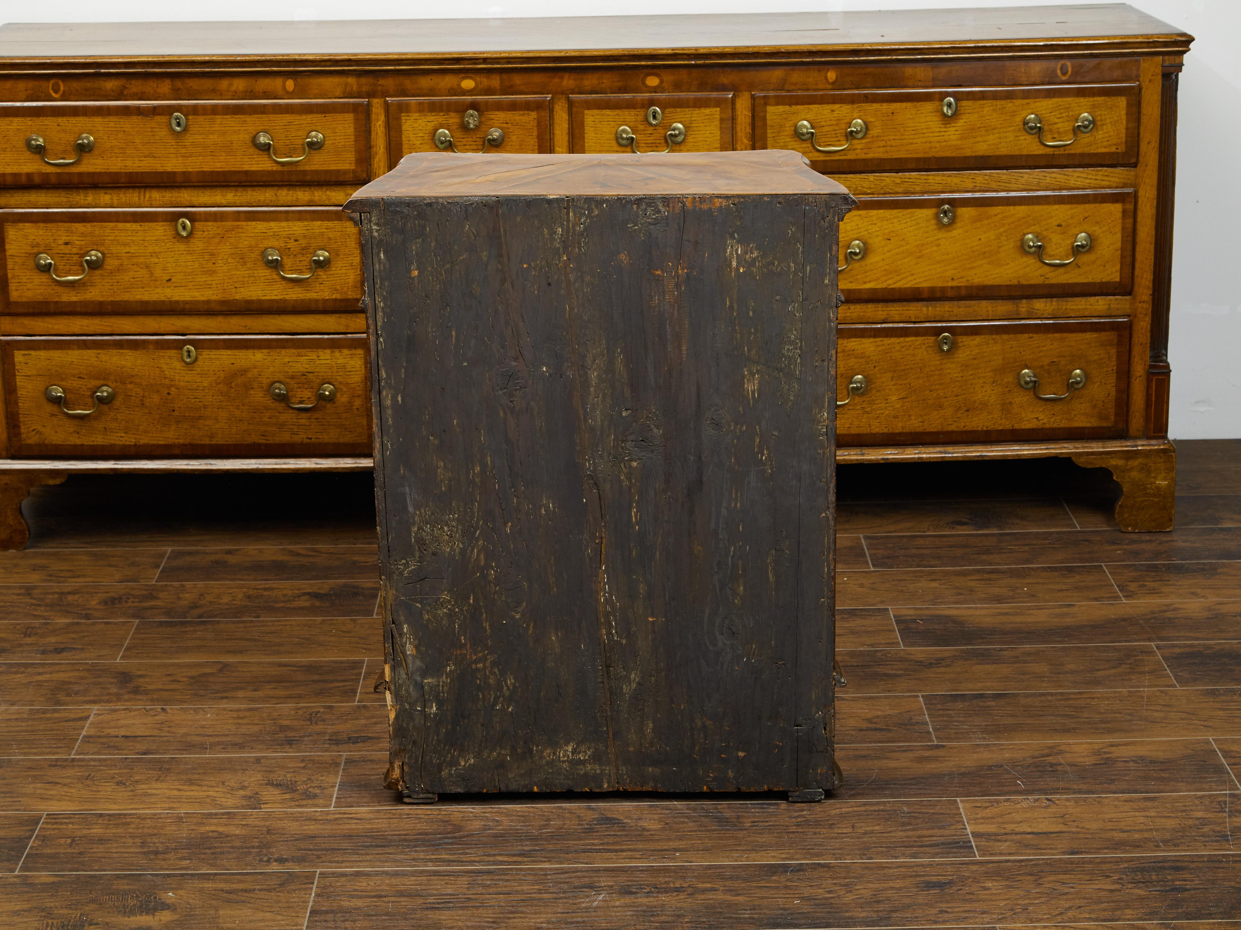 Petite Italian 1820s Walnut Five-Drawer Commode with Butterfly Veneer For Sale 4