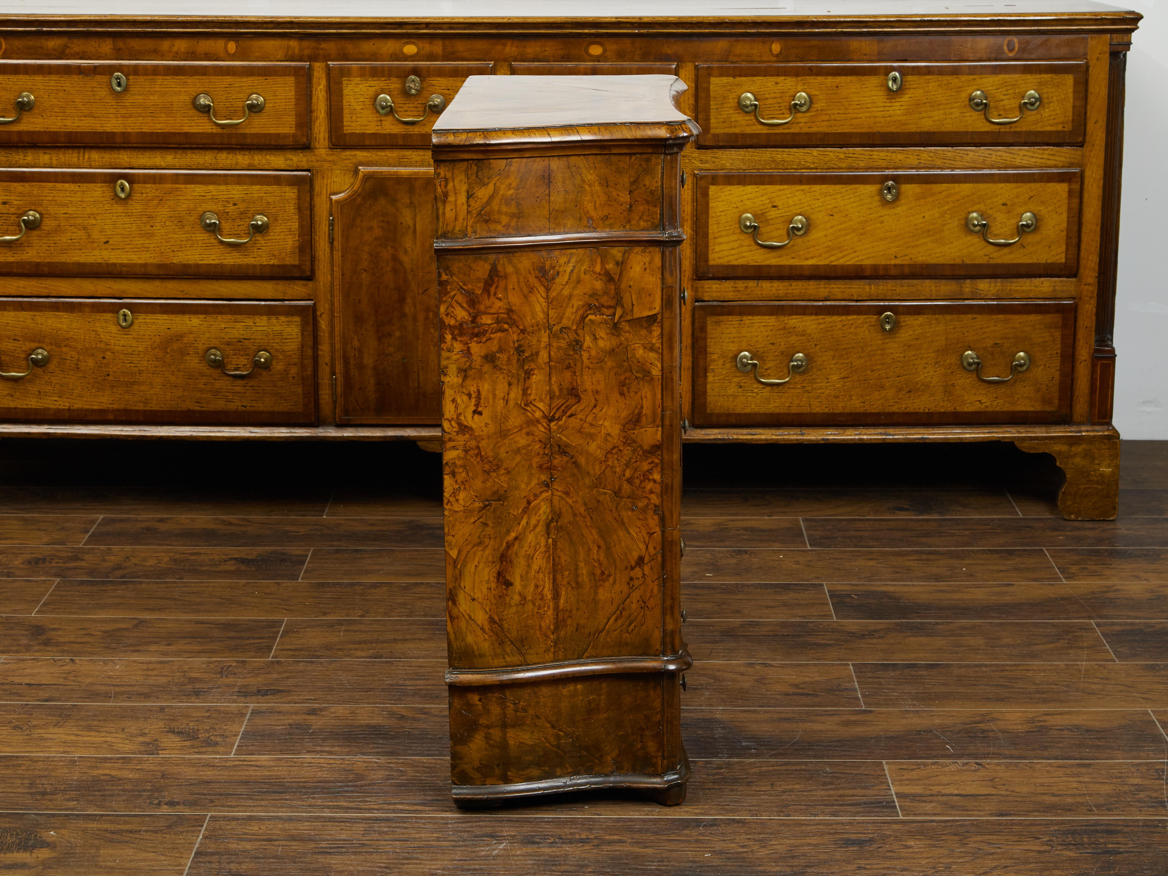 Petite Italian 1820s Walnut Five-Drawer Commode with Butterfly Veneer For Sale 5