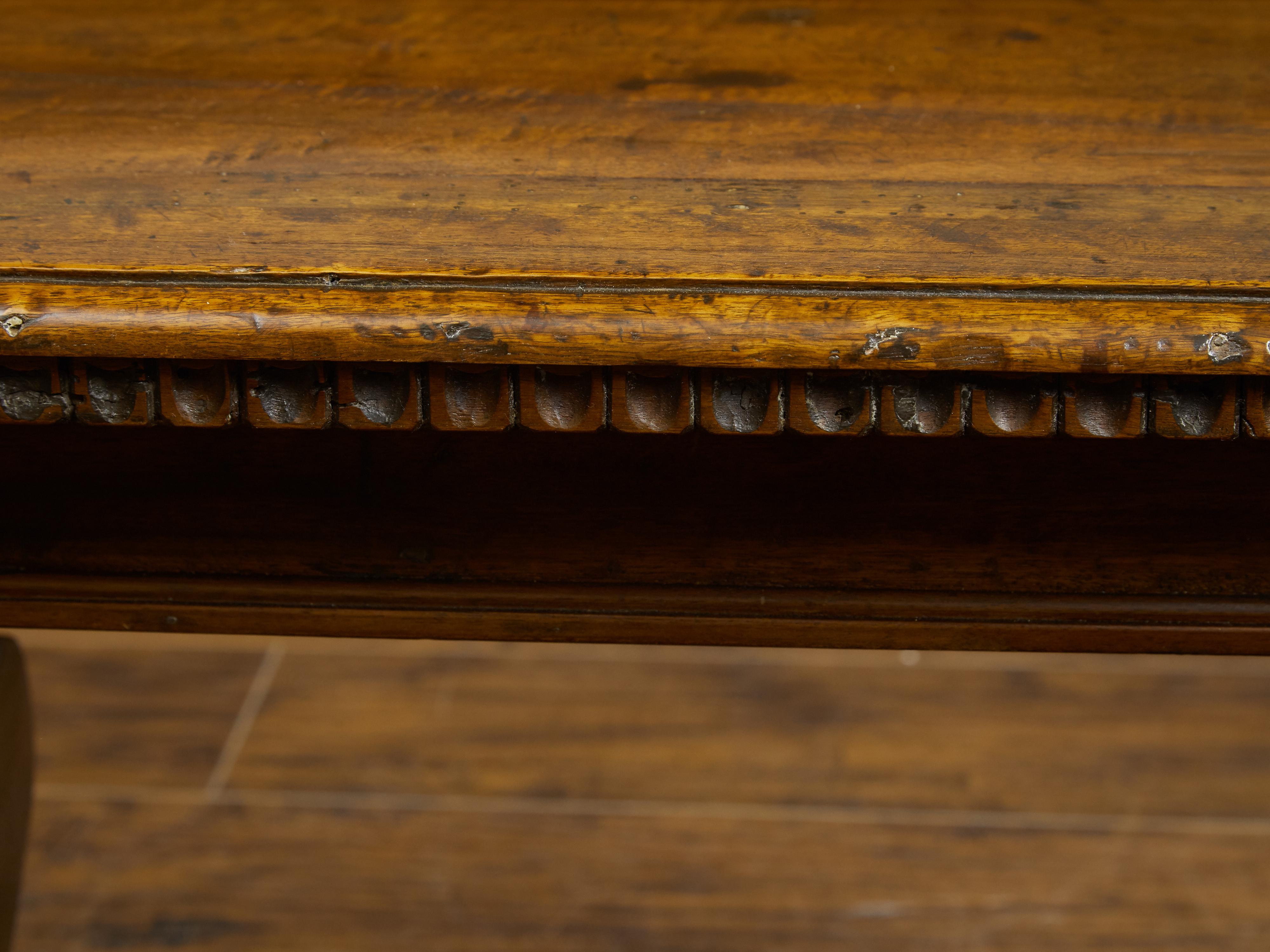 Geschnitzter italienischer Barocktisch aus Nussbaumholz mit einer Schublade, 19. Jahrhundert 5