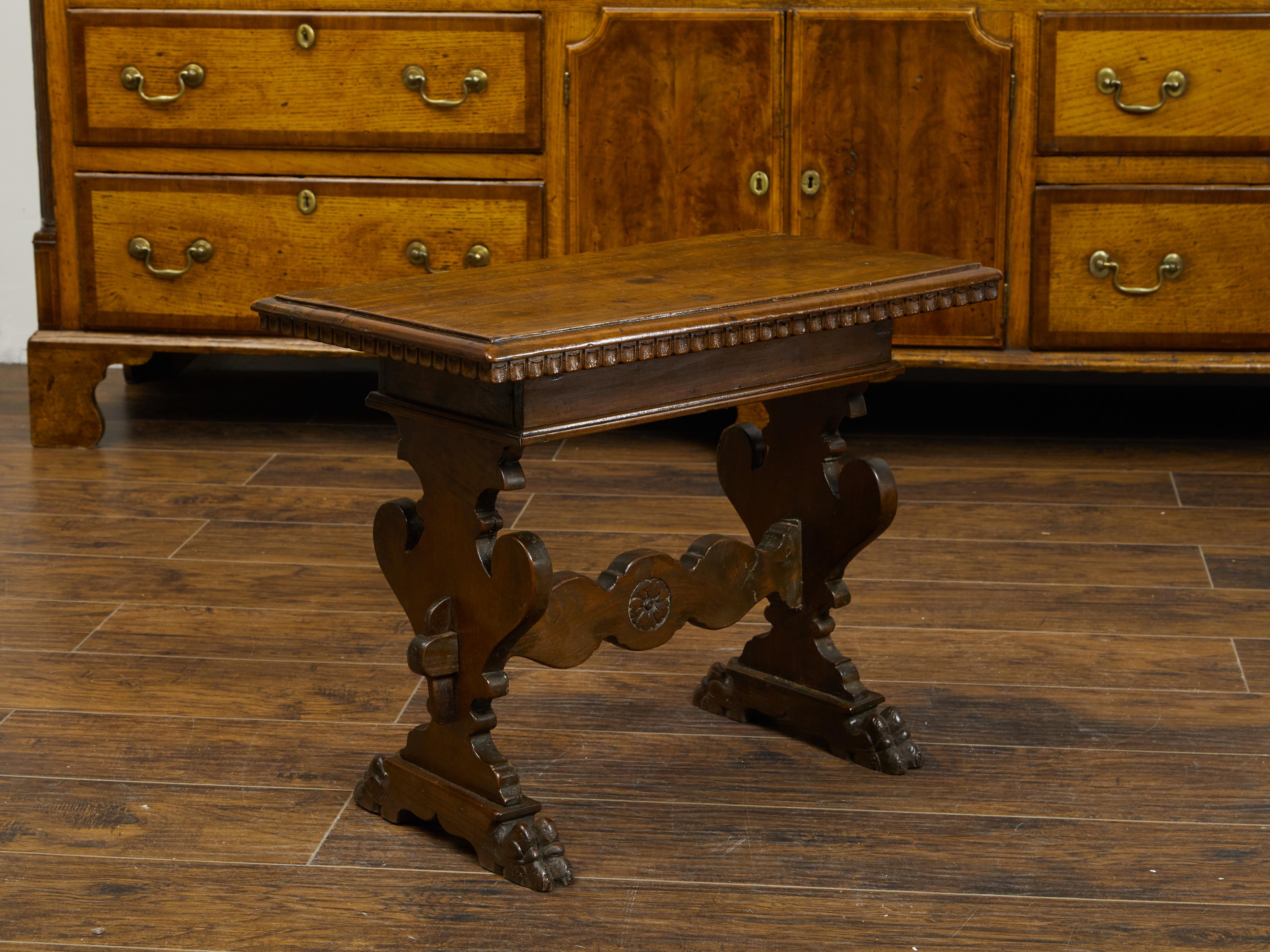 Ein kleiner Tisch aus Nussbaum im italienischen Barockstil aus dem 19. Jahrhundert, mit einer Schublade und geschnitztem Sockel. Dieser kleine Tisch im Barockstil, der im 19. Jahrhundert in Italien entstand, hat eine rechteckige, mit Schaufelmotiven