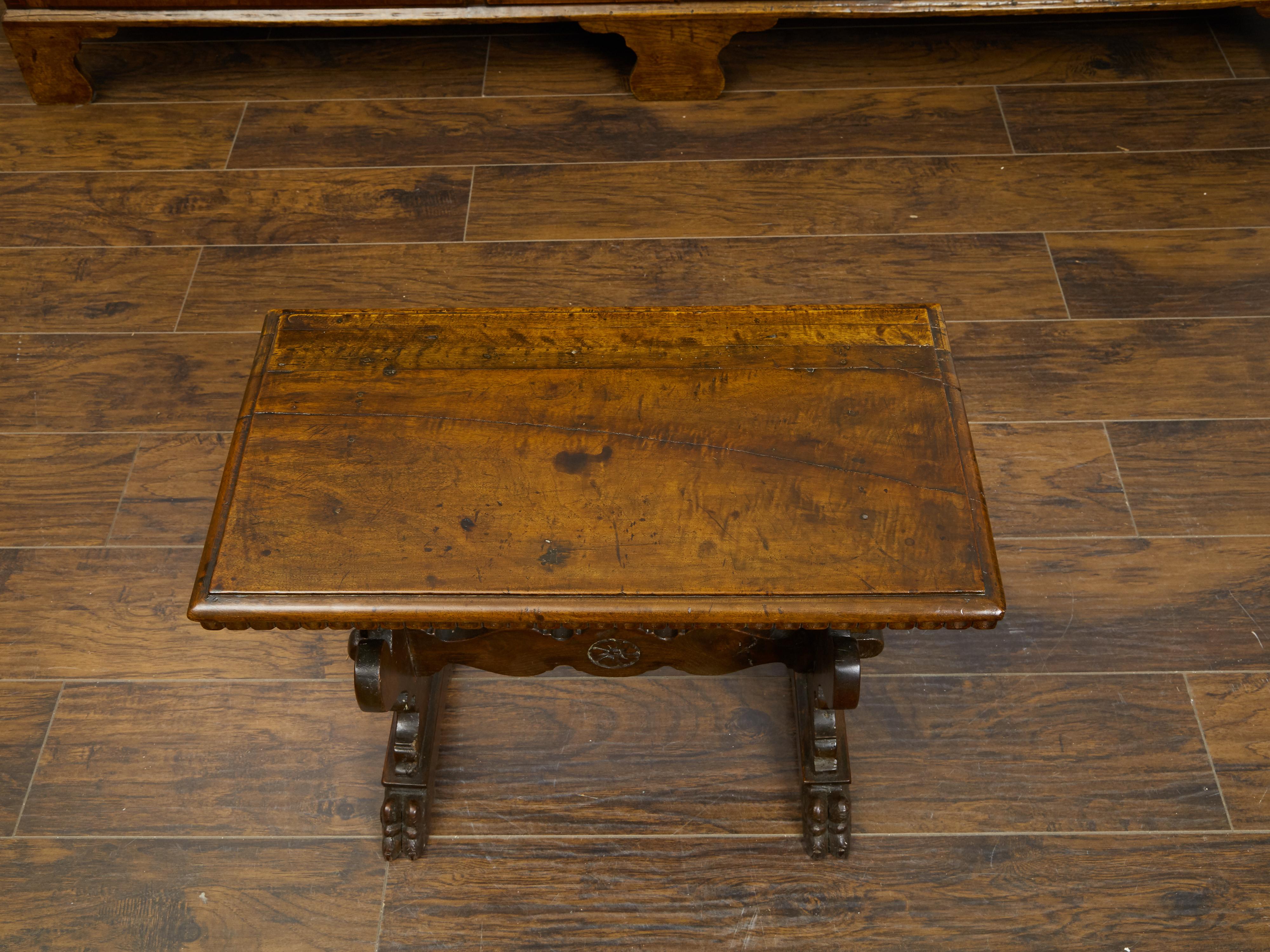 Geschnitzter italienischer Barocktisch aus Nussbaumholz mit einer Schublade, 19. Jahrhundert im Zustand „Gut“ in Atlanta, GA