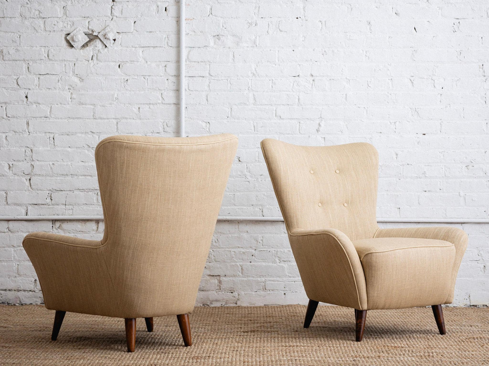 20th Century Petite Italian Armchairs in Linen and Leather - a Pair For Sale