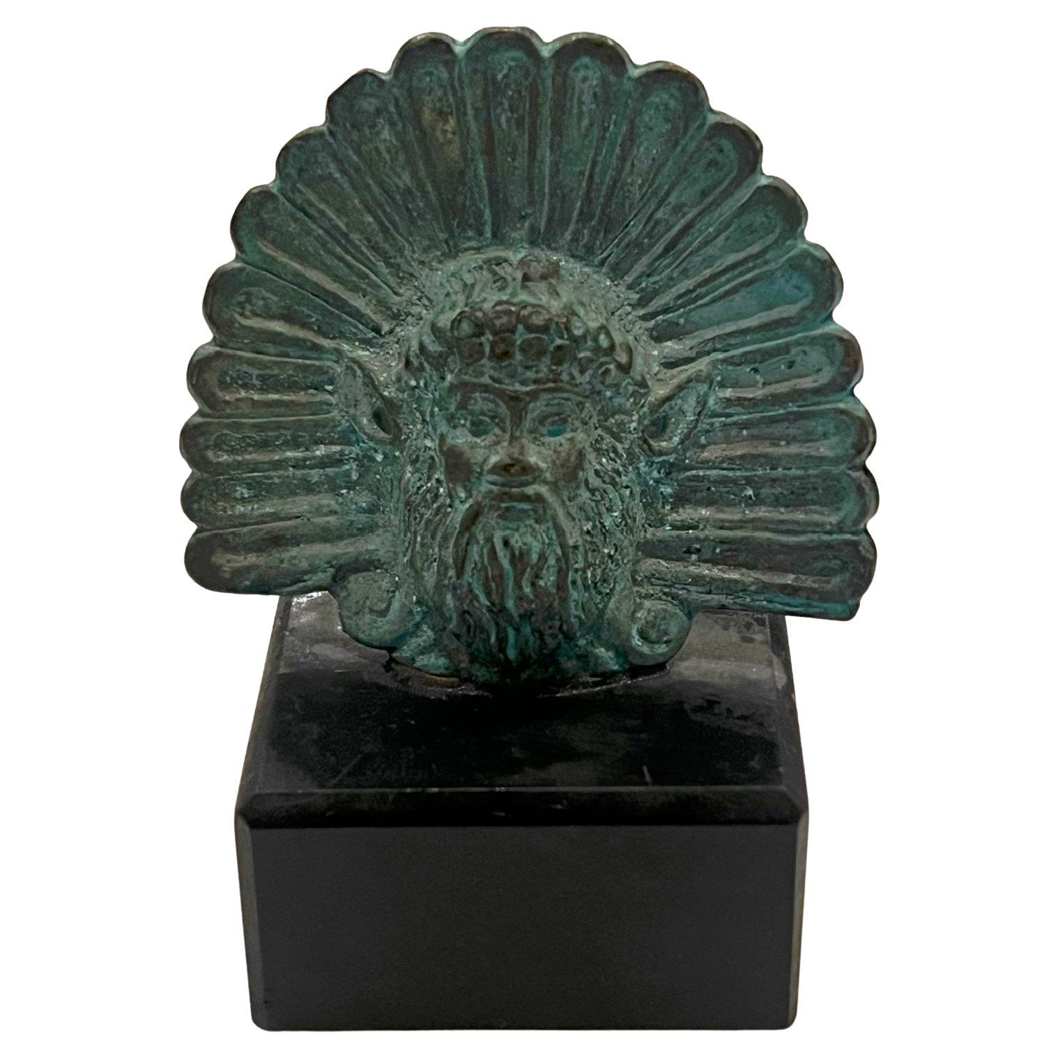 Pequeña escultura etrusca italiana de bronce y pizarra
