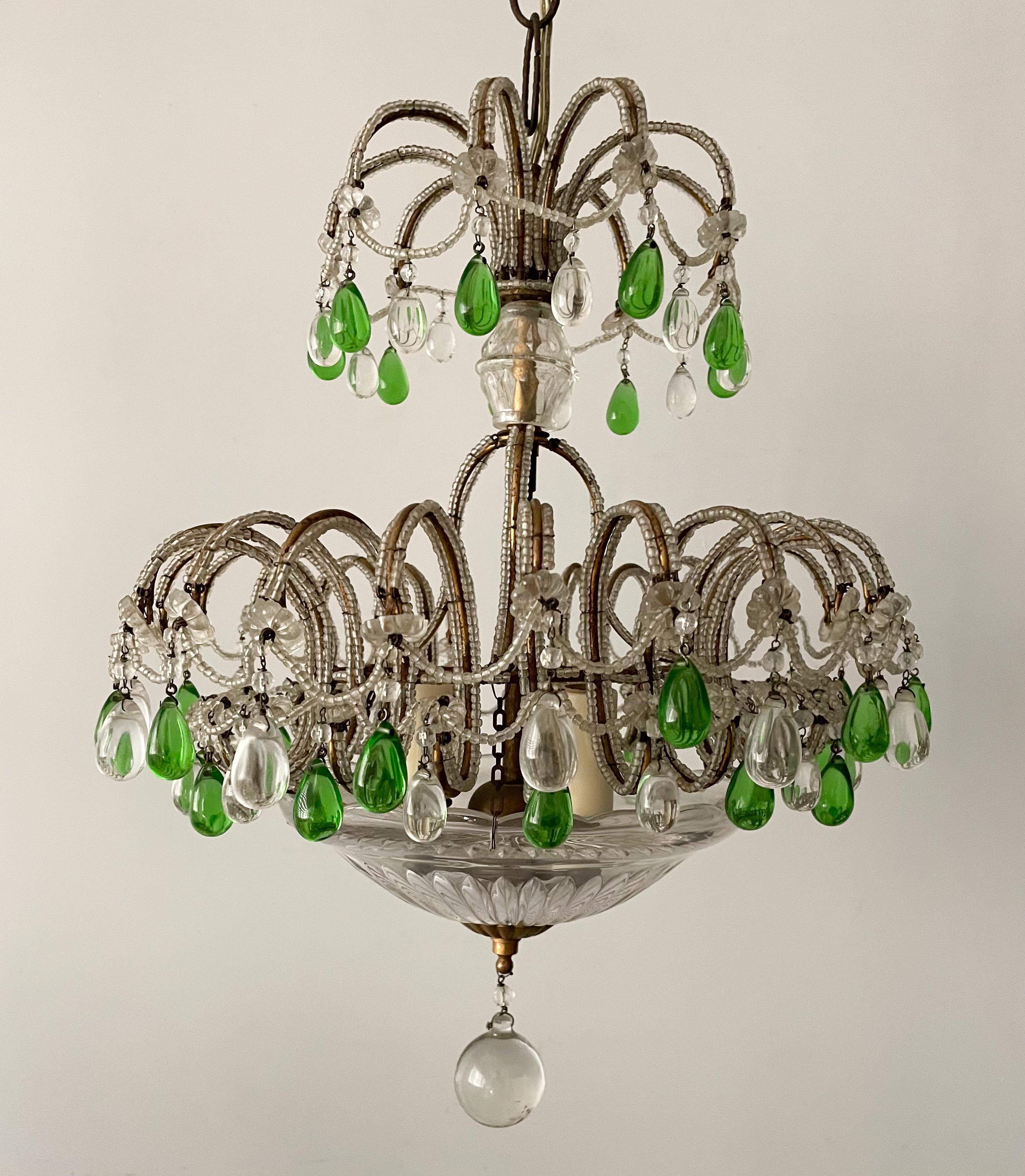 Italienischer Perlenkronleuchter aus Kristall der 1960er Jahre mit klaren und grünen Glastropfen. Der Kuppelschirm aus geschliffenem Glas streut das Licht der drei Kandelaberbirnen in der Mitte.  

 Verkabelt und funktionstüchtig. Deckenbaldachin