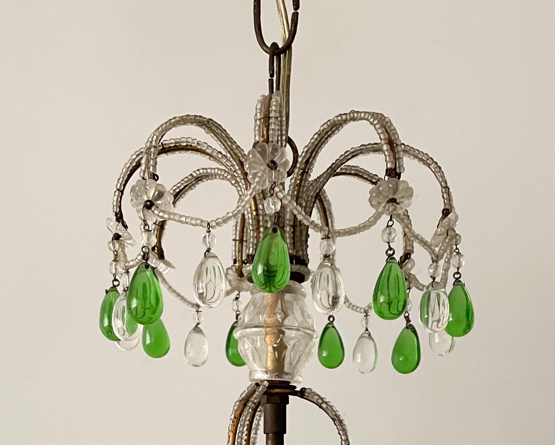 Kleiner italienischer Kristallperlen-Kronleuchter mit grünen Tropfen (Louis XVI.) im Angebot
