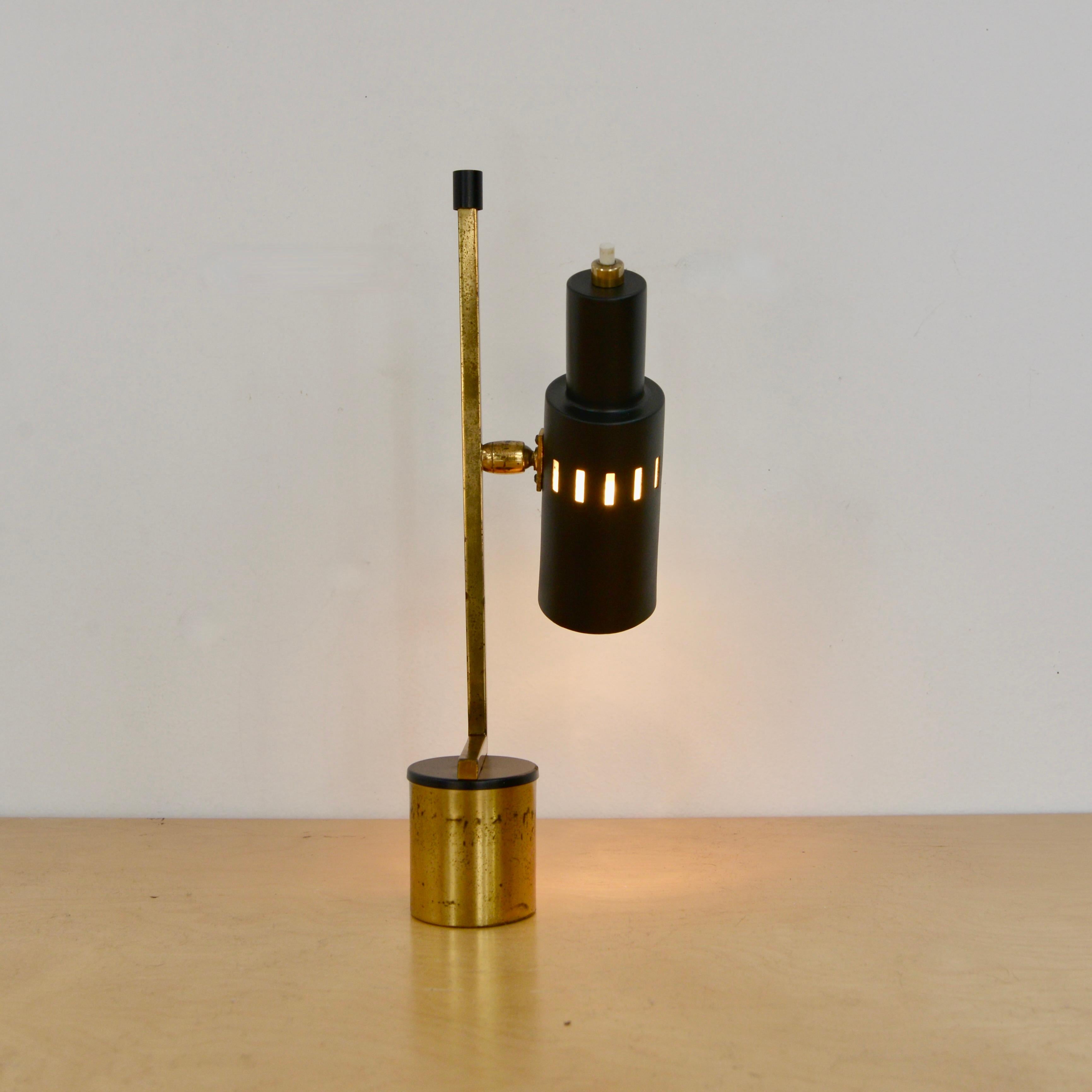 Petite lampe de bureau italienne directionnelle II en vente 4
