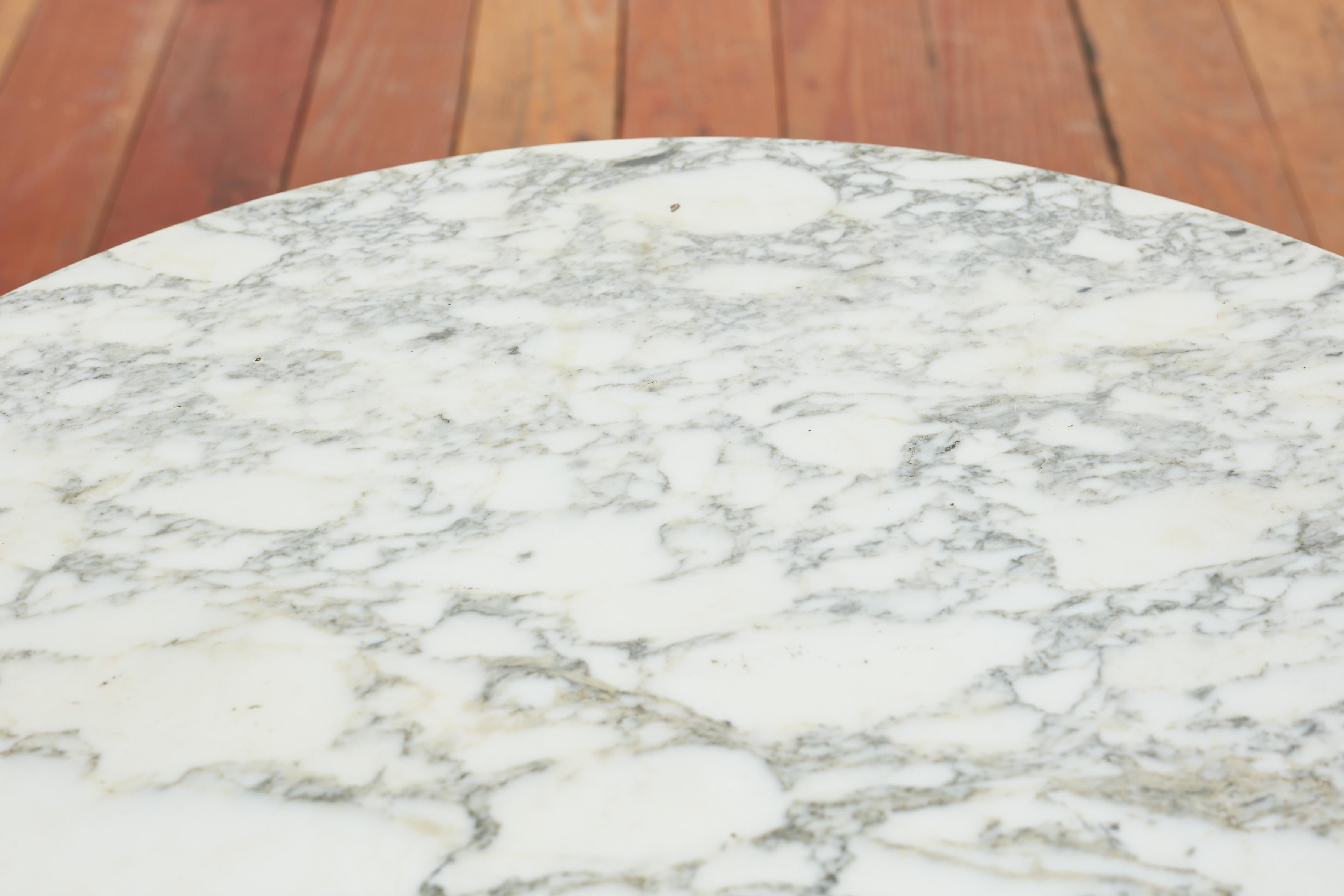 Petite table d'appoint italienne en marbre en vente 5