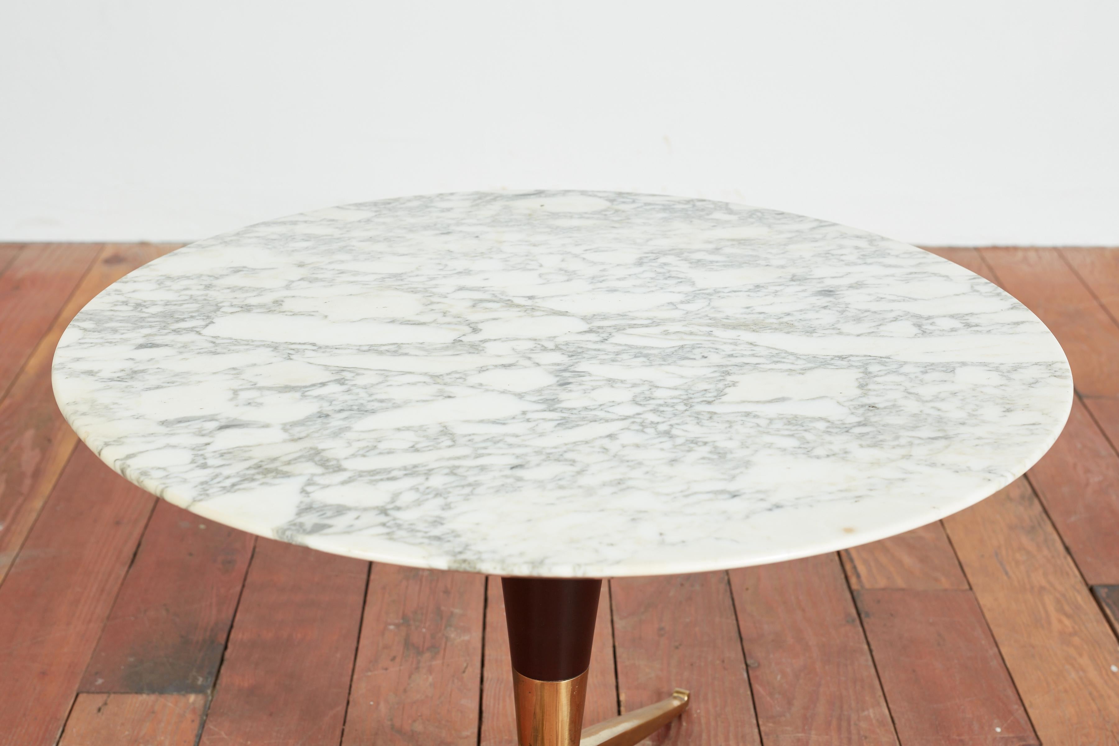 Petite table d'appoint italienne en marbre en vente 4