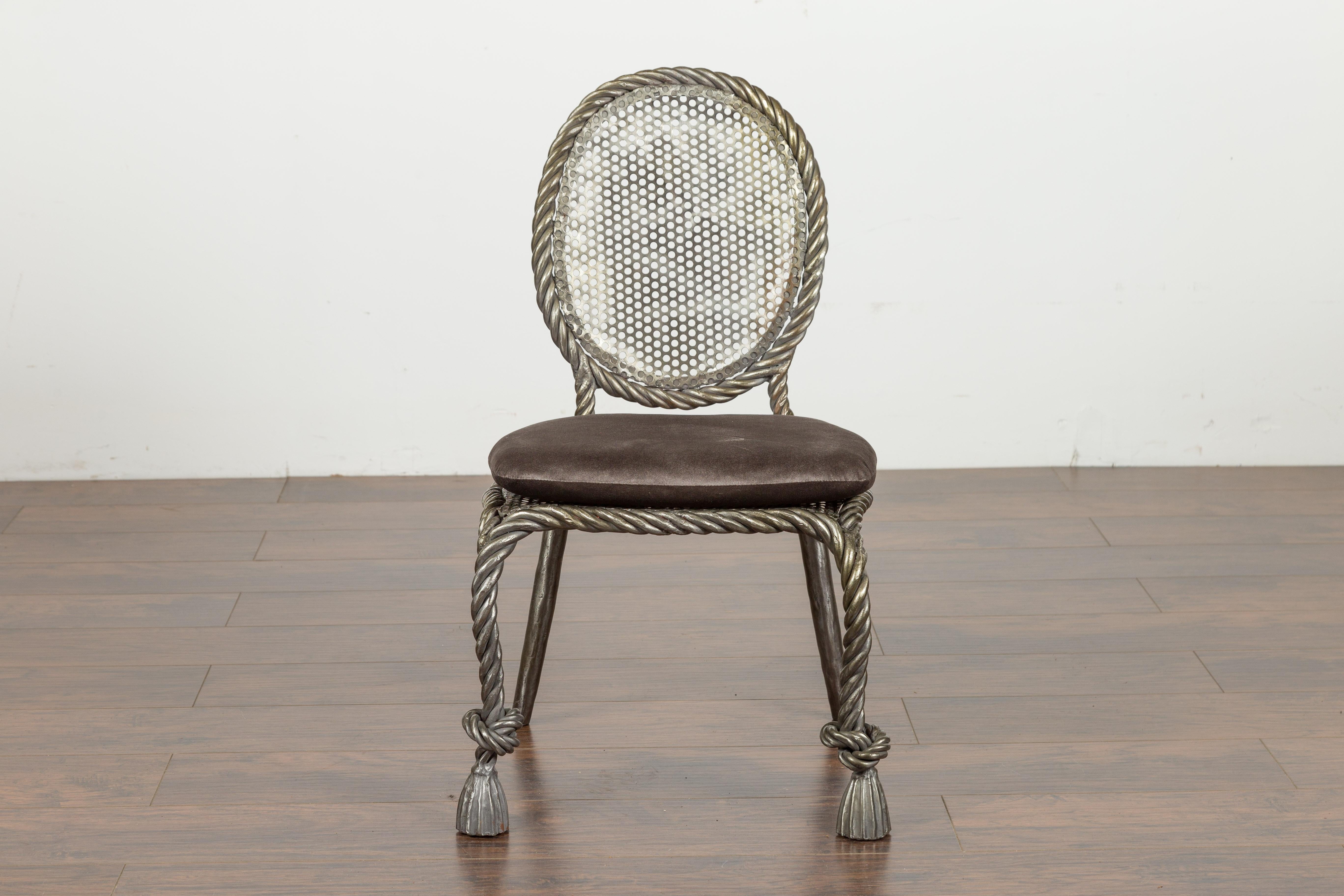 Ein zierlicher italienischer Gleitstuhl aus poliertem Stahlseil aus der Mitte des 20. Jahrhunderts, mit Quastenfüßen und grauem Samtkissen. Dieser zierliche Pantoffelstuhl wurde Mitte des Jahrhunderts in Italien entworfen und zeichnet sich durch ein