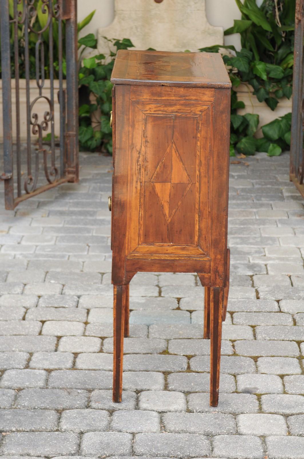 Petite Italian Neoclassical Period Walnut Commode circa 1800 with Inlaid Décor For Sale 4