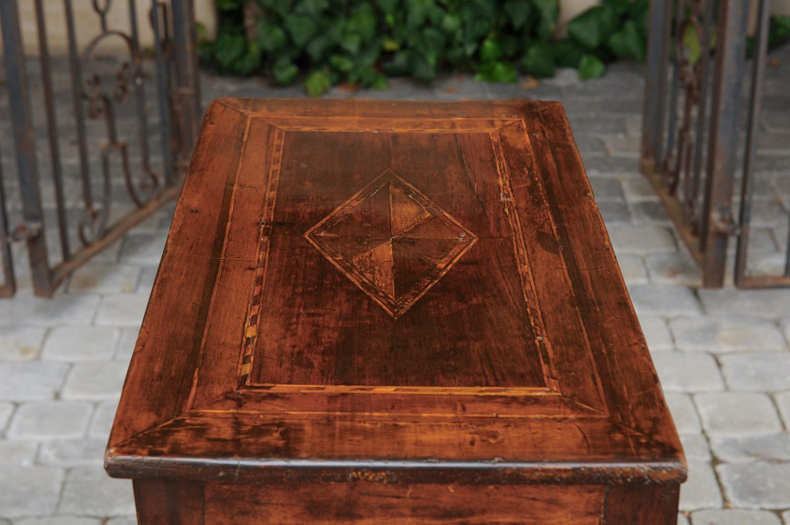 Petite Italian Neoclassical Period Walnut Commode circa 1800 with Inlaid Décor For Sale 5